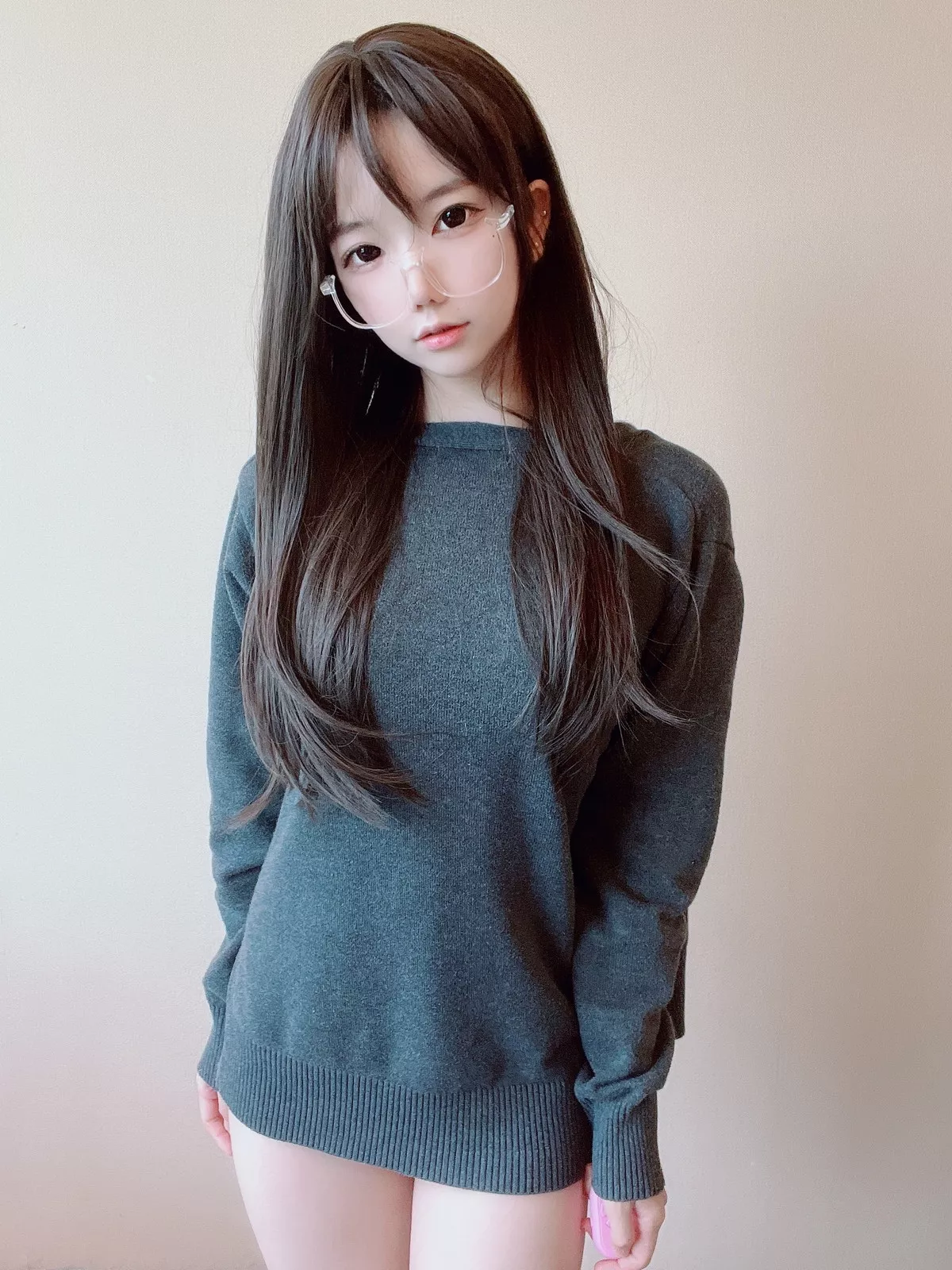 网络美女莉犬酱黑丝白蕾丝主题眼镜美少女白色蕾丝内衣配超薄黑丝迷人诱惑写真51P
