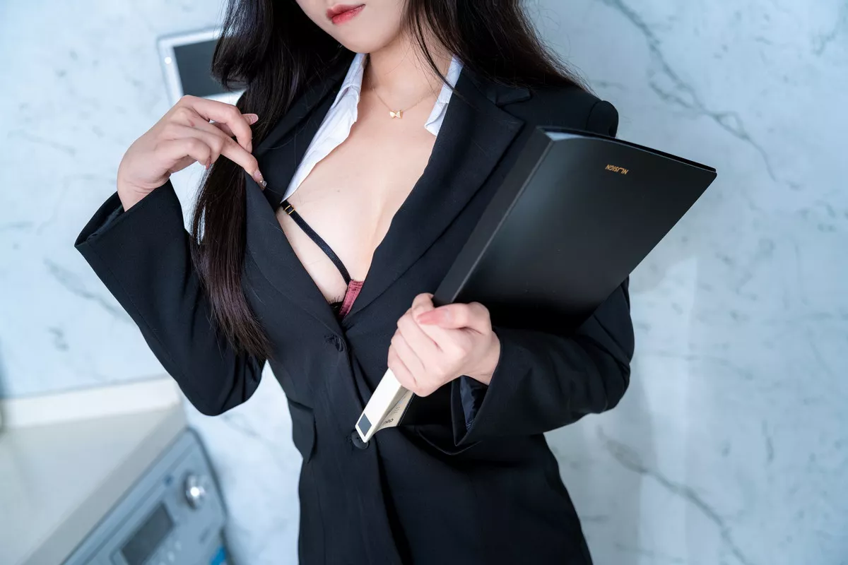 萌系小姐姐蜜汁猫裘恶毒上司主题私房脱性感制服露缕空内衣秀油亮肌肤诱惑写真67P