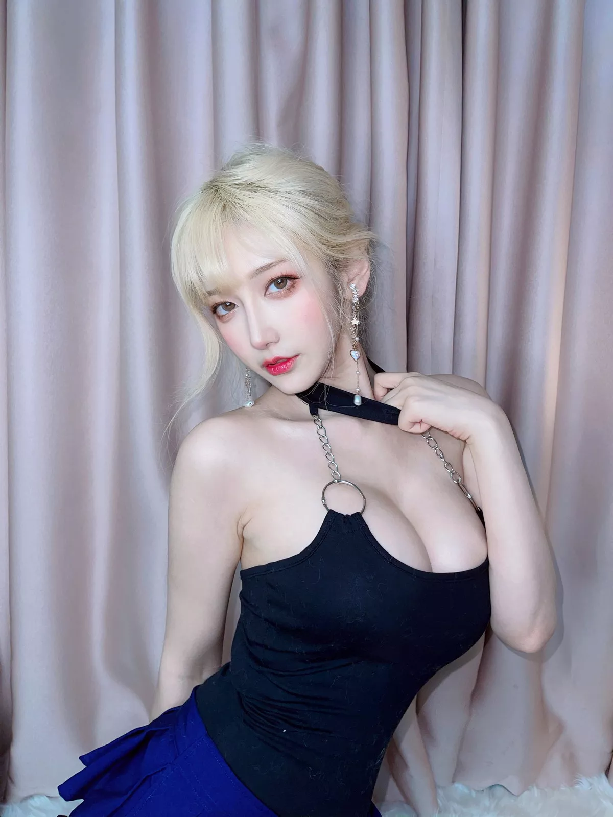 人气Coser啾小妍金发芭比主题性感黑色低胸上衣配超短裙秀翘臀美腿撩人诱惑写真40P