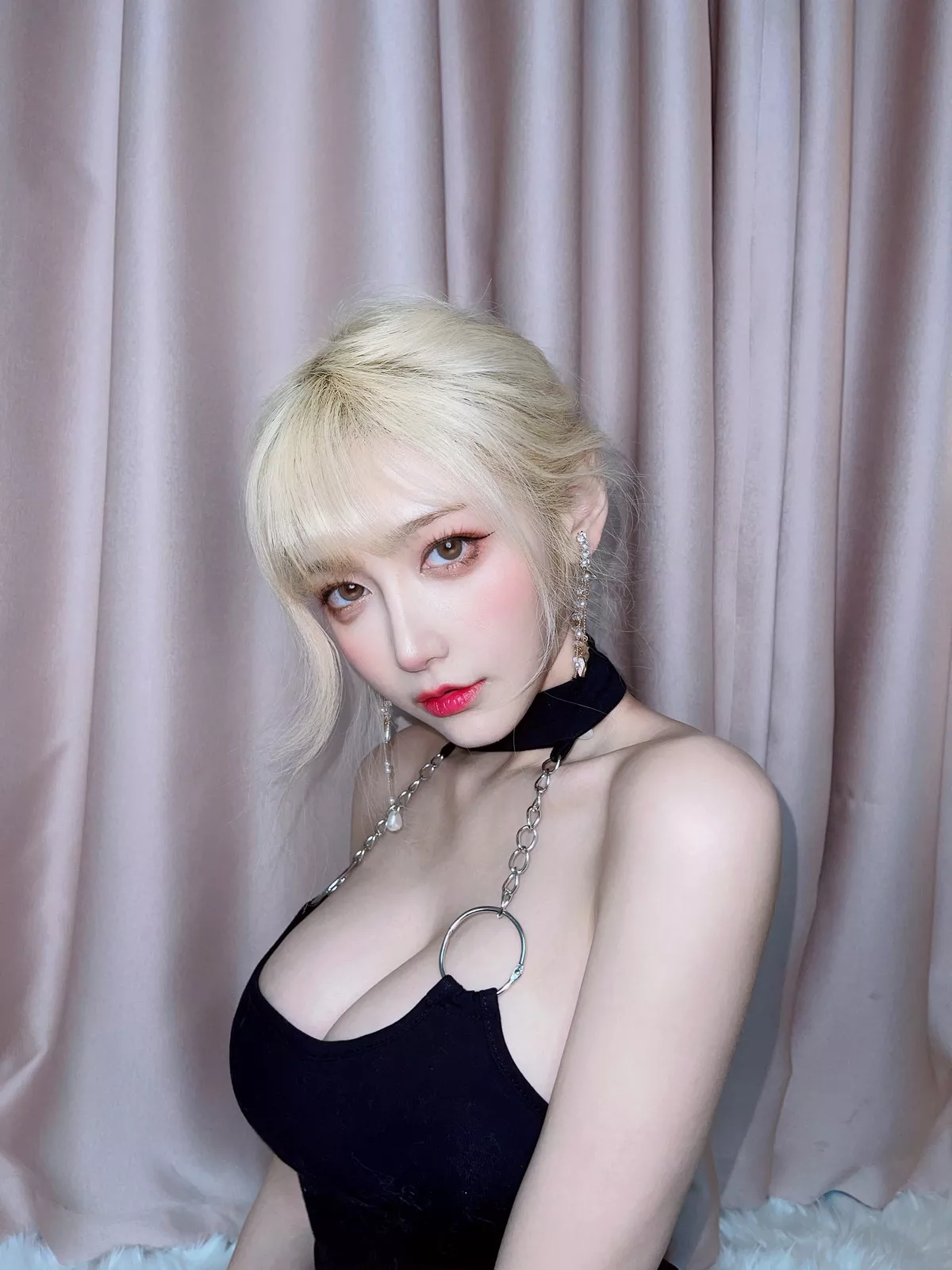 人气Coser啾小妍金发芭比主题性感黑色低胸上衣配超短裙秀翘臀美腿撩人诱惑写真40P