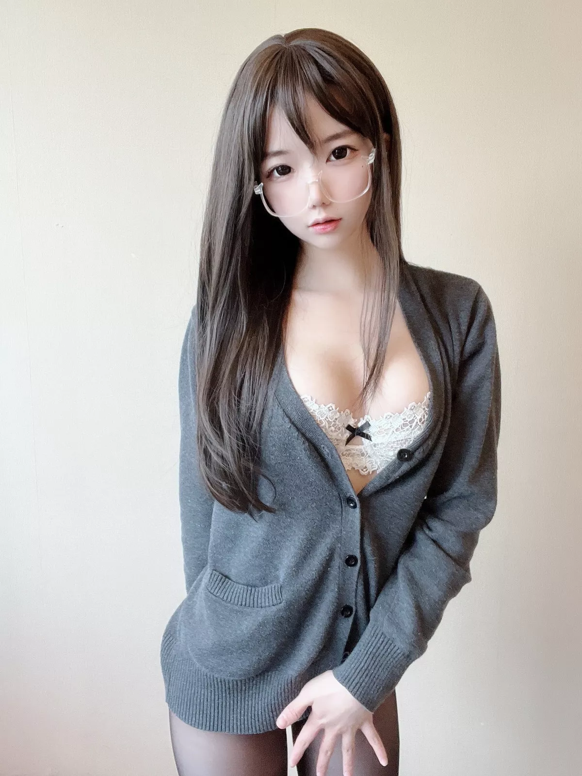 网络美女莉犬酱黑丝白蕾丝主题眼镜美少女白色蕾丝内衣配超薄黑丝迷人诱惑写真51P