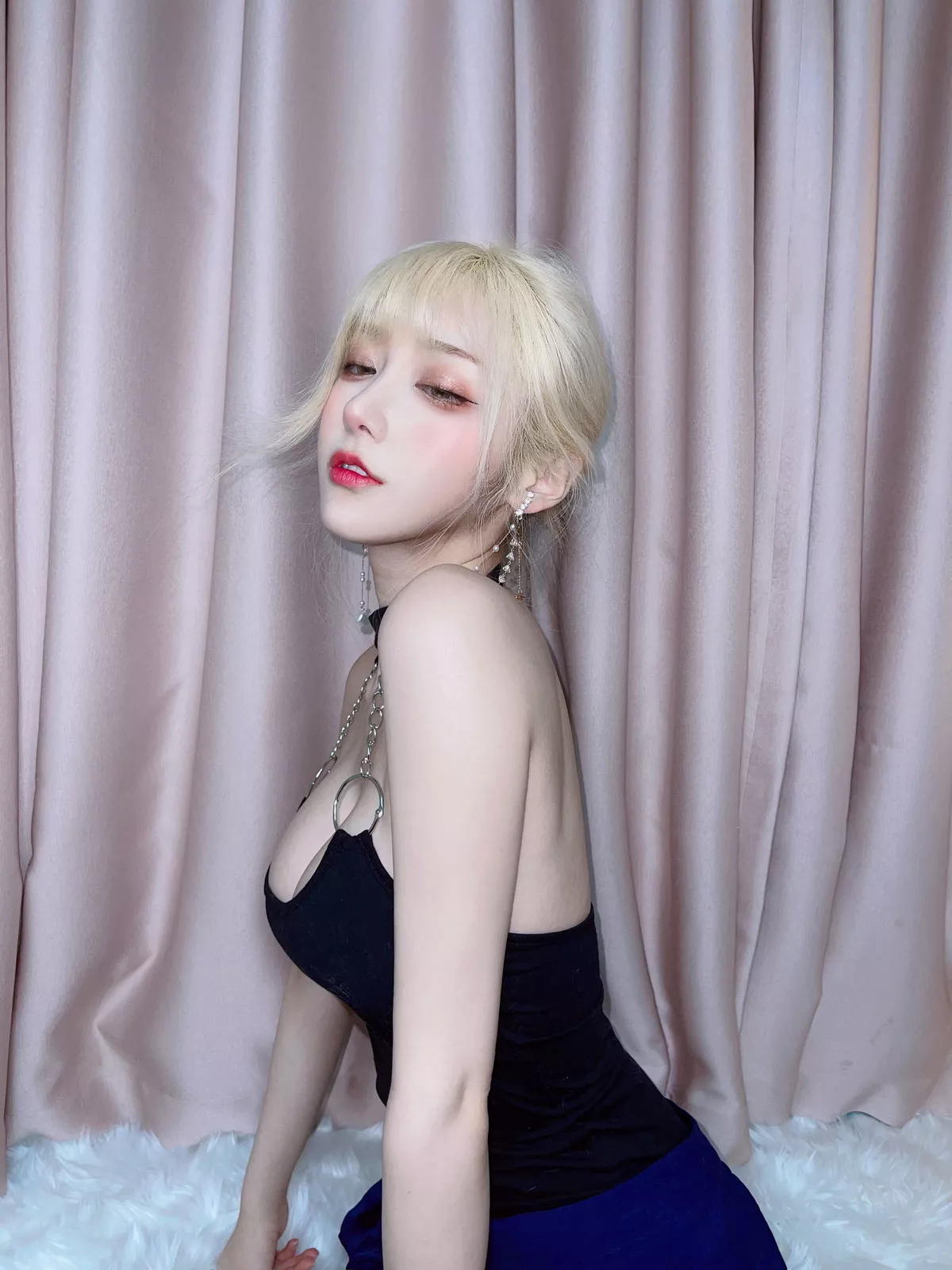 人气Coser啾小妍金发芭比主题性感黑色低胸上衣配超短裙秀翘臀美腿撩人诱惑写真40P