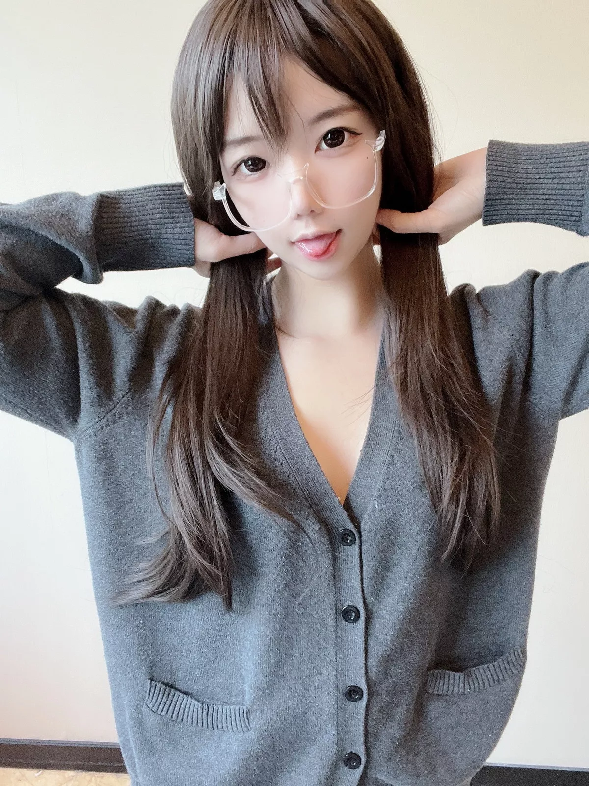 网络美女莉犬酱黑丝白蕾丝主题眼镜美少女白色蕾丝内衣配超薄黑丝迷人诱惑写真51P