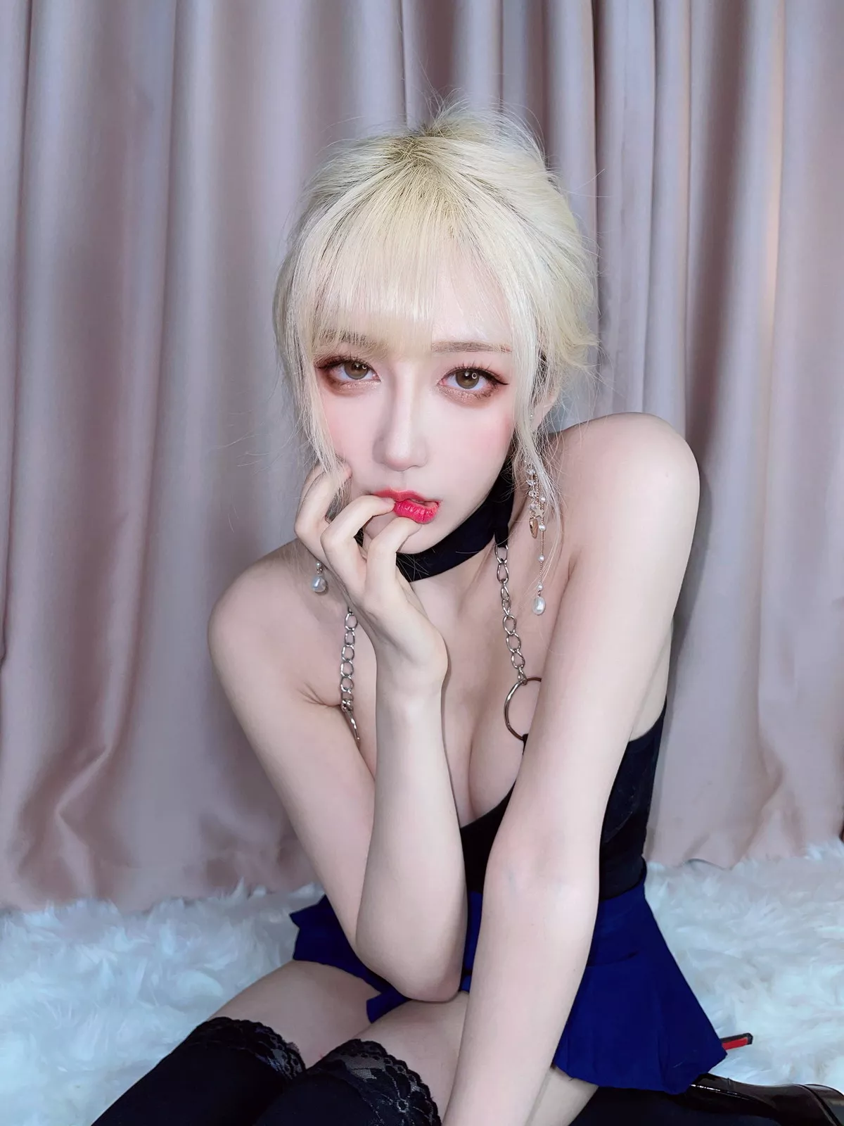 人气Coser啾小妍金发芭比主题性感黑色低胸上衣配超短裙秀翘臀美腿撩人诱惑写真40P