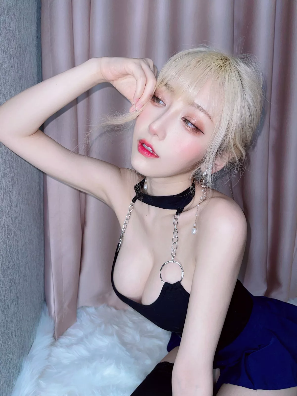 人气Coser啾小妍金发芭比主题性感黑色低胸上衣配超短裙秀翘臀美腿撩人诱惑写真40P