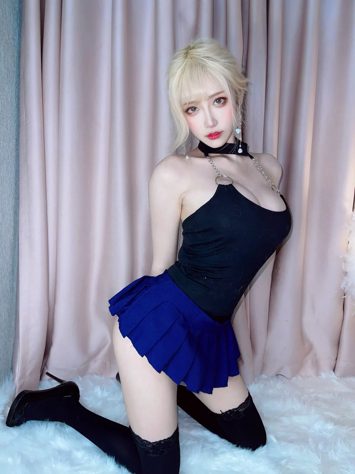 人气Coser啾小妍金发芭比主题性感黑色低胸上衣配超短裙秀翘臀美腿撩人诱惑写真40P