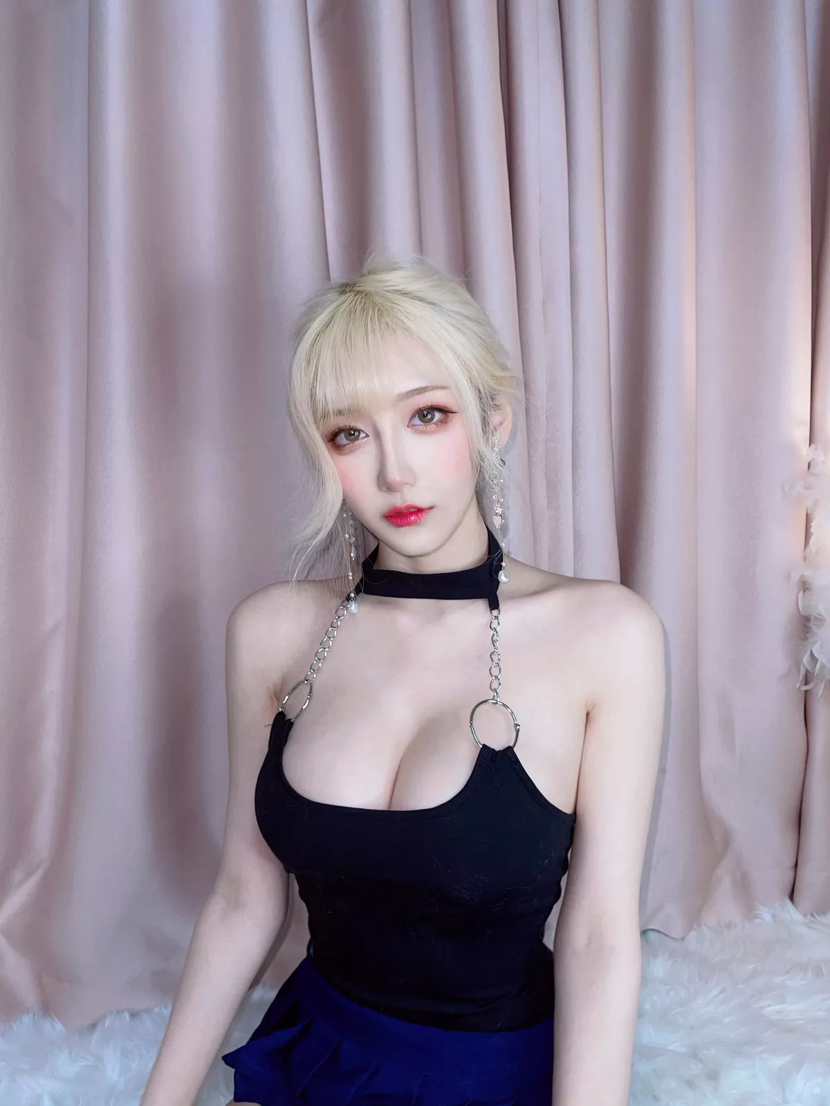 人气Coser啾小妍金发芭比主题性感黑色低胸上衣配超短裙秀翘臀美腿撩人诱惑写真40P