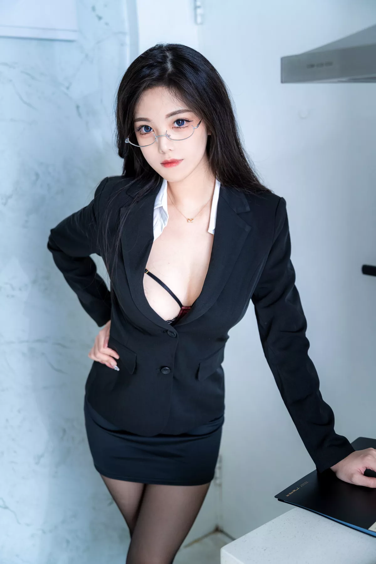 萌系小姐姐蜜汁猫裘恶毒上司主题私房脱性感制服露缕空内衣秀油亮肌肤诱惑写真67P