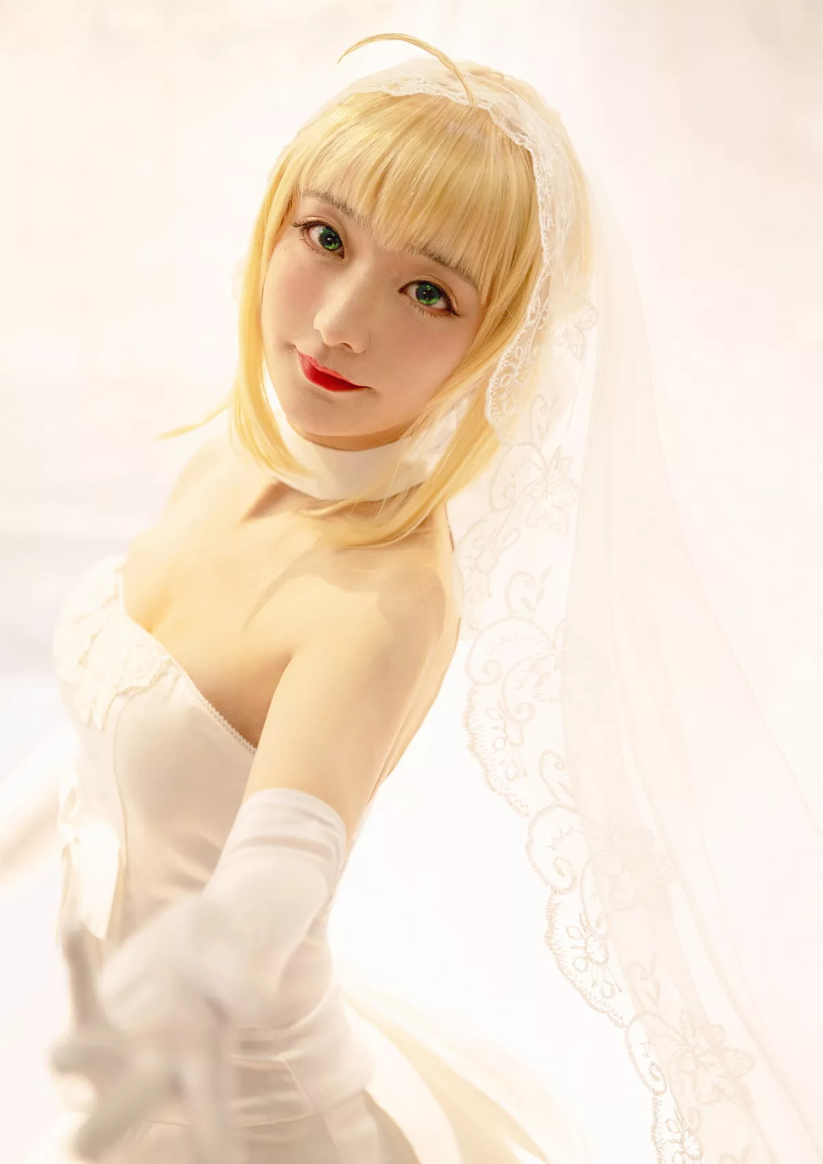 网络美女豪歌Saber花嫁主题私房性感白色抹胸连体衣配白丝吊袜秀翘臀诱惑写真45P