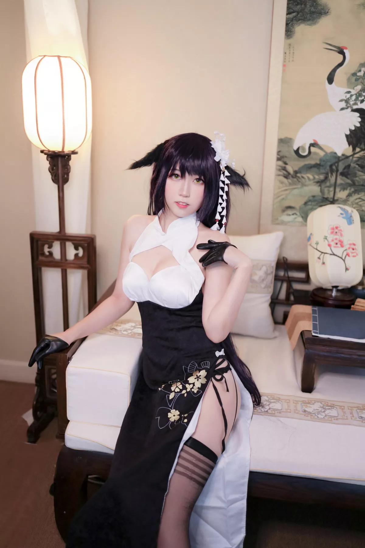 Corer美女流年不停_w吾妻旗袍主题性感白色露胸旗袍配黑丝吊袜秀翘臀诱惑写真28P