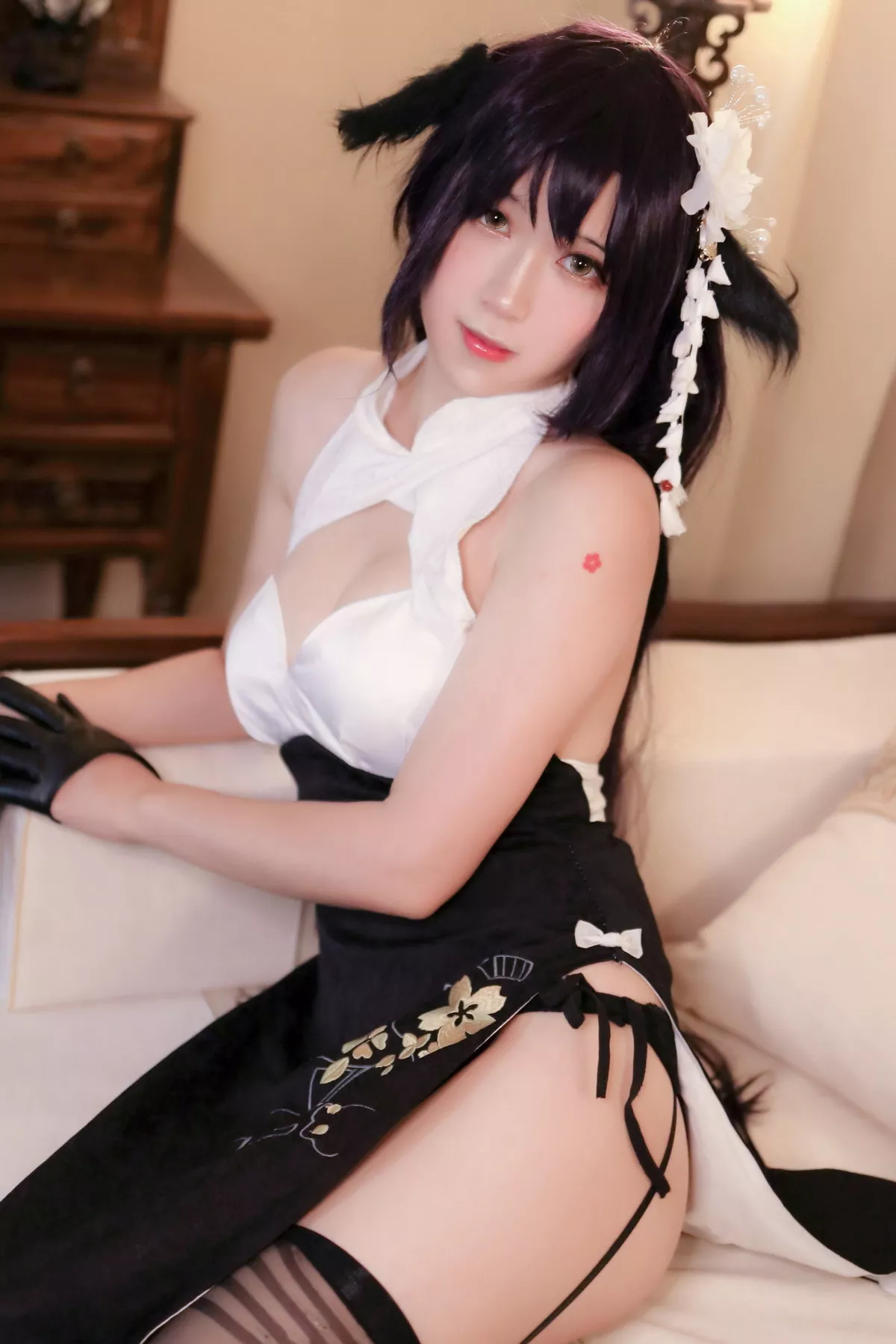 Corer美女流年不停_w吾妻旗袍主题性感白色露胸旗袍配黑丝吊袜秀翘臀诱惑写真28P