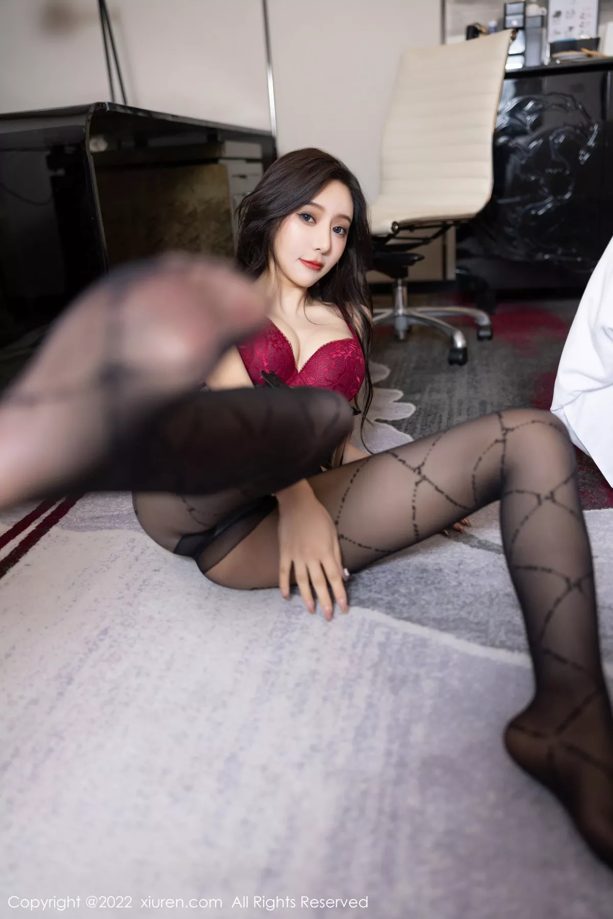 XiuRen第5915期_女神王馨瑶yanni私房半脱露性感红色蕾丝内衣配超薄黑丝魅惑写真90P