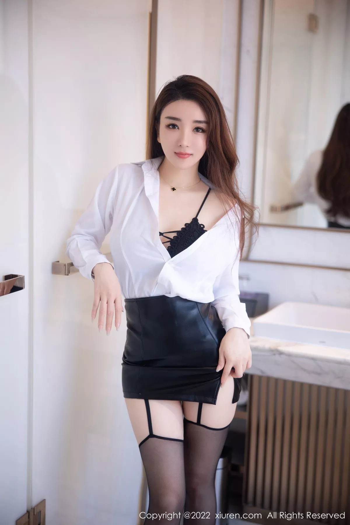 XiuRen第5916期_模特雨儿1494性感白T配黑皮短裙露黑色内衣黑丝吊裙魅惑写真74P