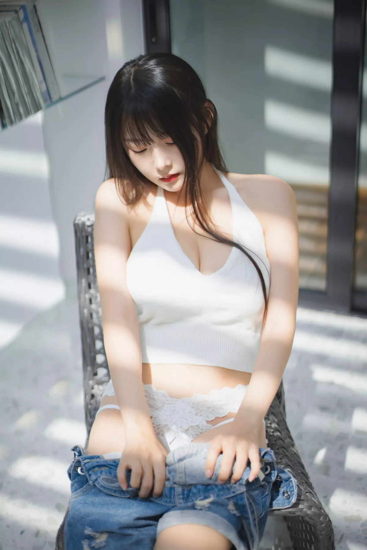 网络美女香草喵露露背心牛仔背带裤主题私房半脱露白色蕾丝内衣迷人诱惑写真55P