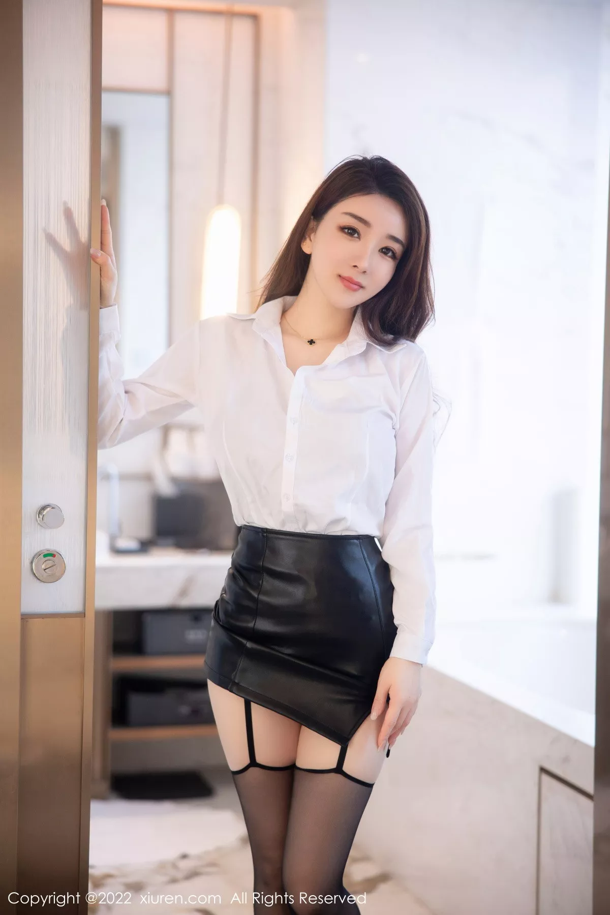 XiuRen第5916期_模特雨儿1494性感白T配黑皮短裙露黑色内衣黑丝吊裙魅惑写真74P