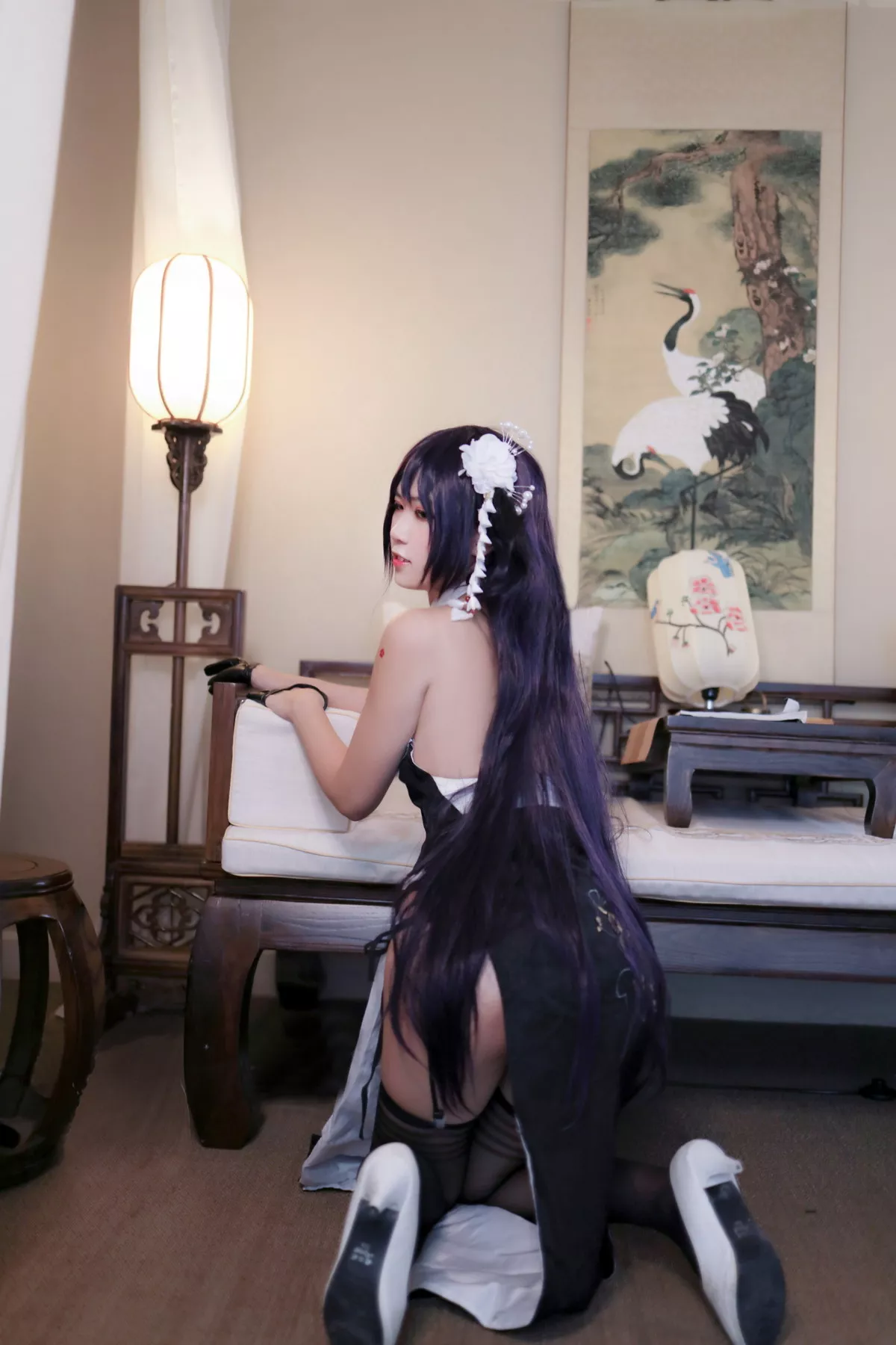 Corer美女流年不停_w吾妻旗袍主题性感白色露胸旗袍配黑丝吊袜秀翘臀诱惑写真28P