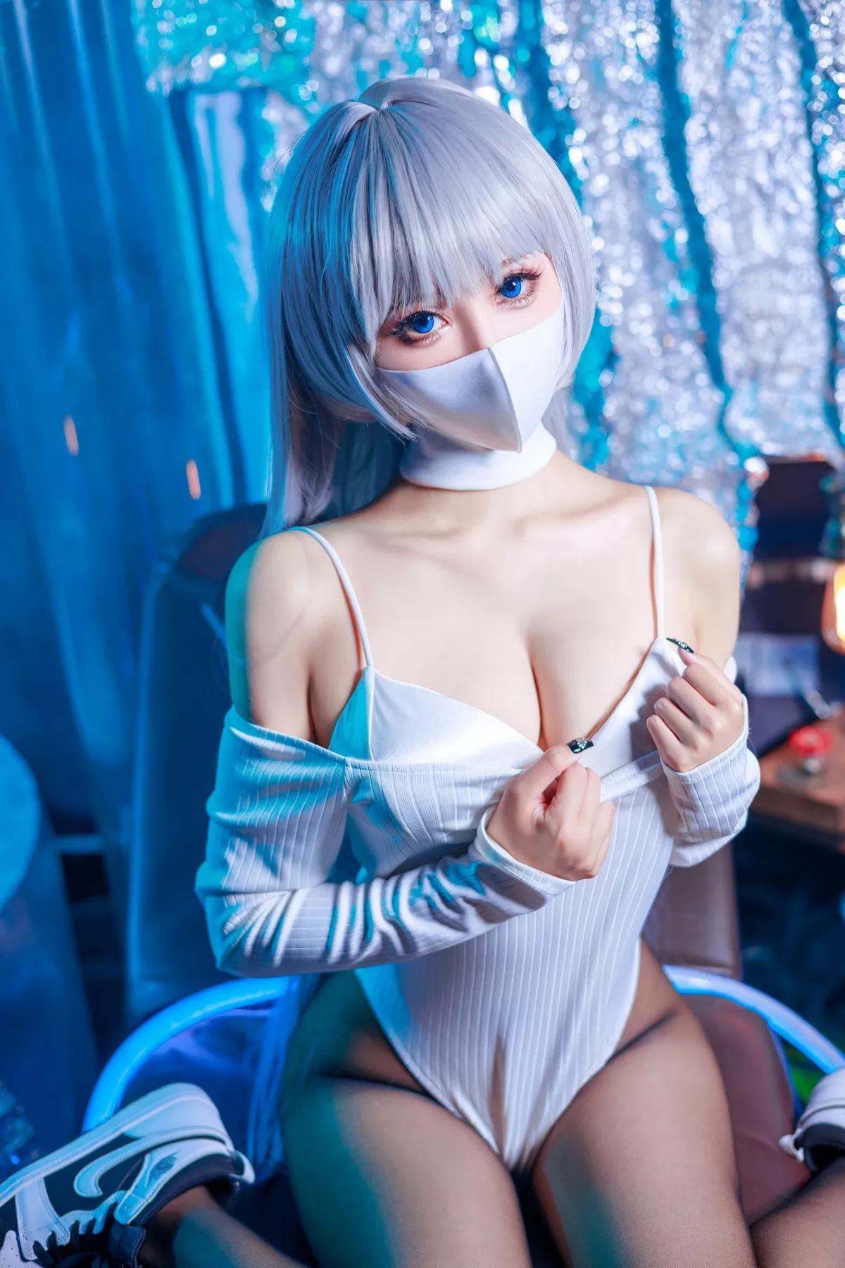 Coser美女仙女月Ivy主题私房性感白色连体衣配超薄黑丝秀完美身材诱惑写真48P