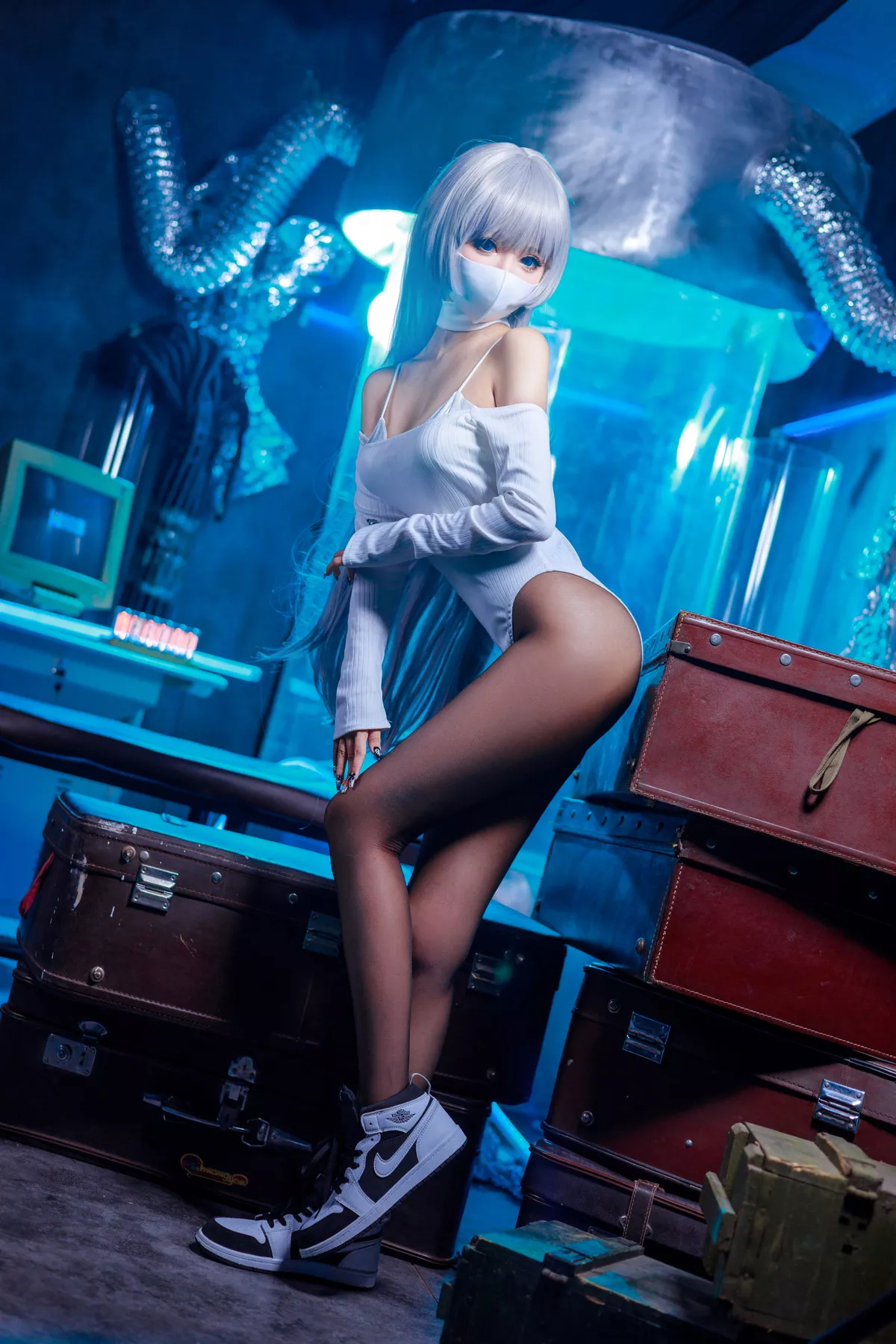 Coser美女仙女月Ivy主题私房性感白色连体衣配超薄黑丝秀完美身材诱惑写真48P