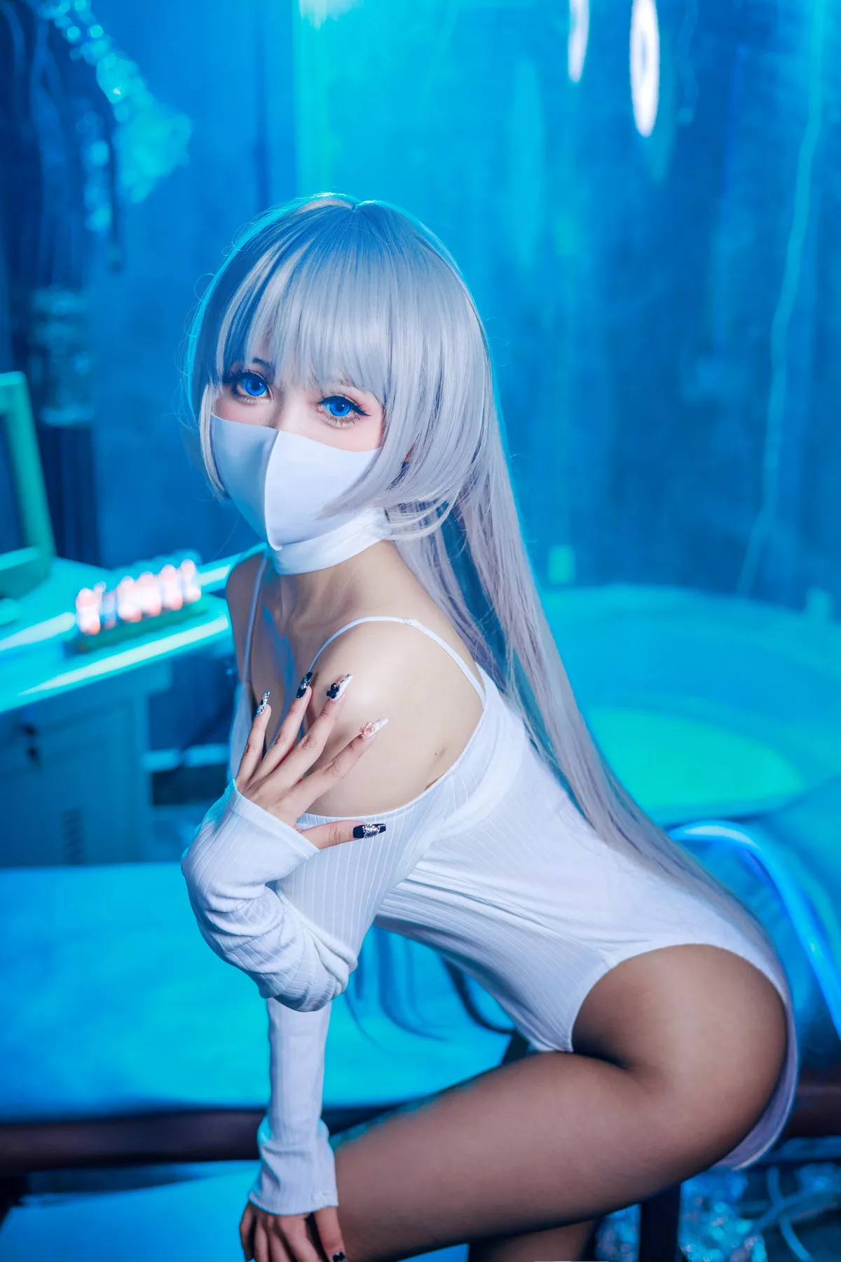 Coser美女仙女月Ivy主题私房性感白色连体衣配超薄黑丝秀完美身材诱惑写真48P