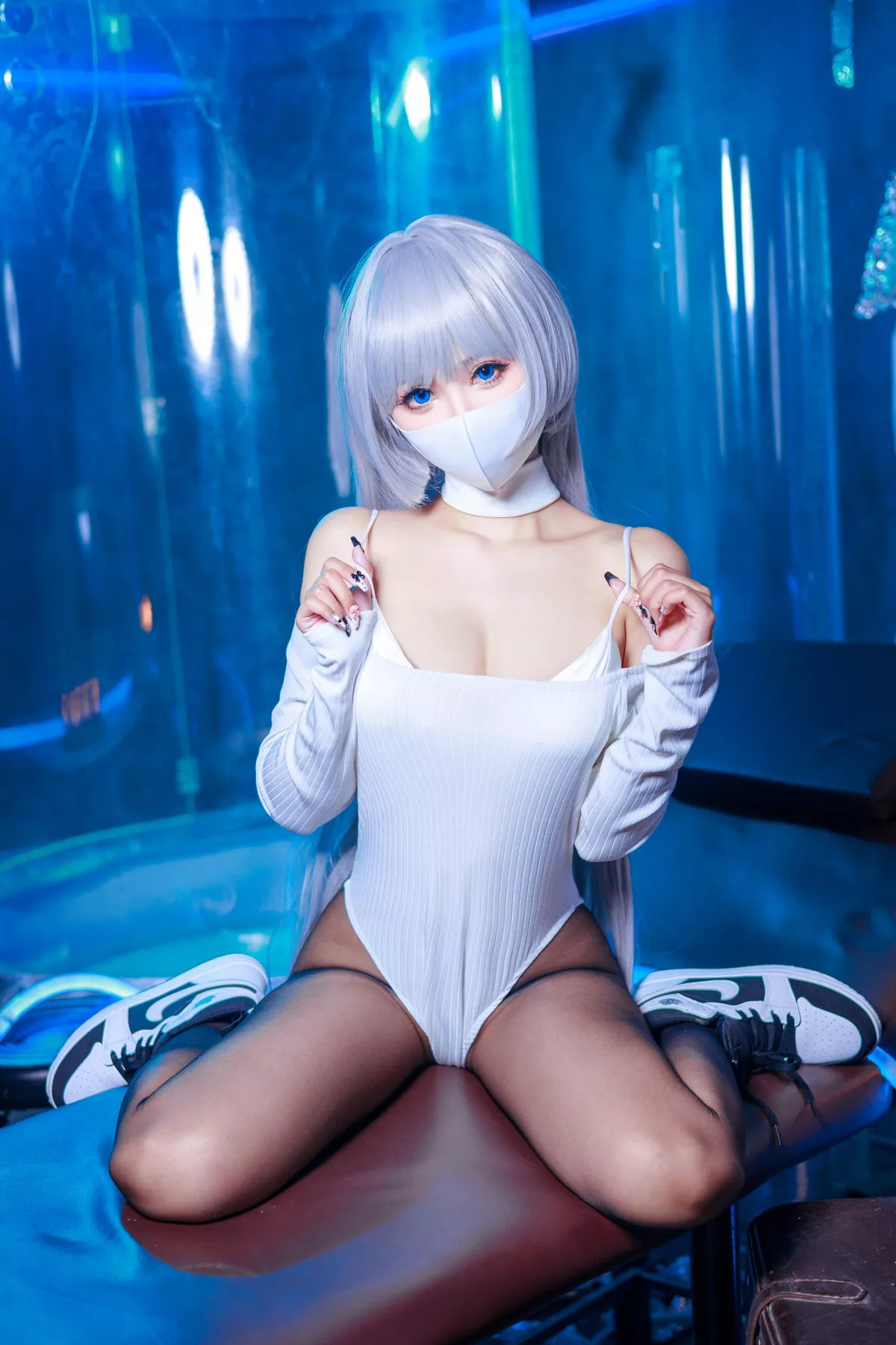 Coser美女仙女月Ivy主题私房性感白色连体衣配超薄黑丝秀完美身材诱惑写真48P