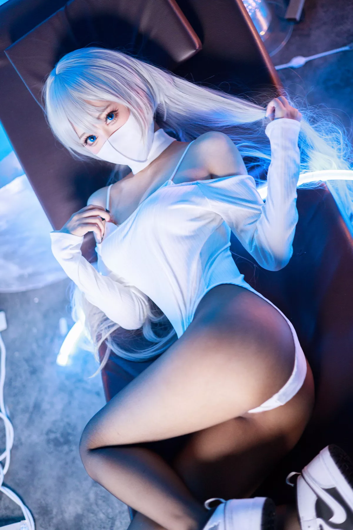 Coser美女仙女月Ivy主题私房性感白色连体衣配超薄黑丝秀完美身材诱惑写真48P