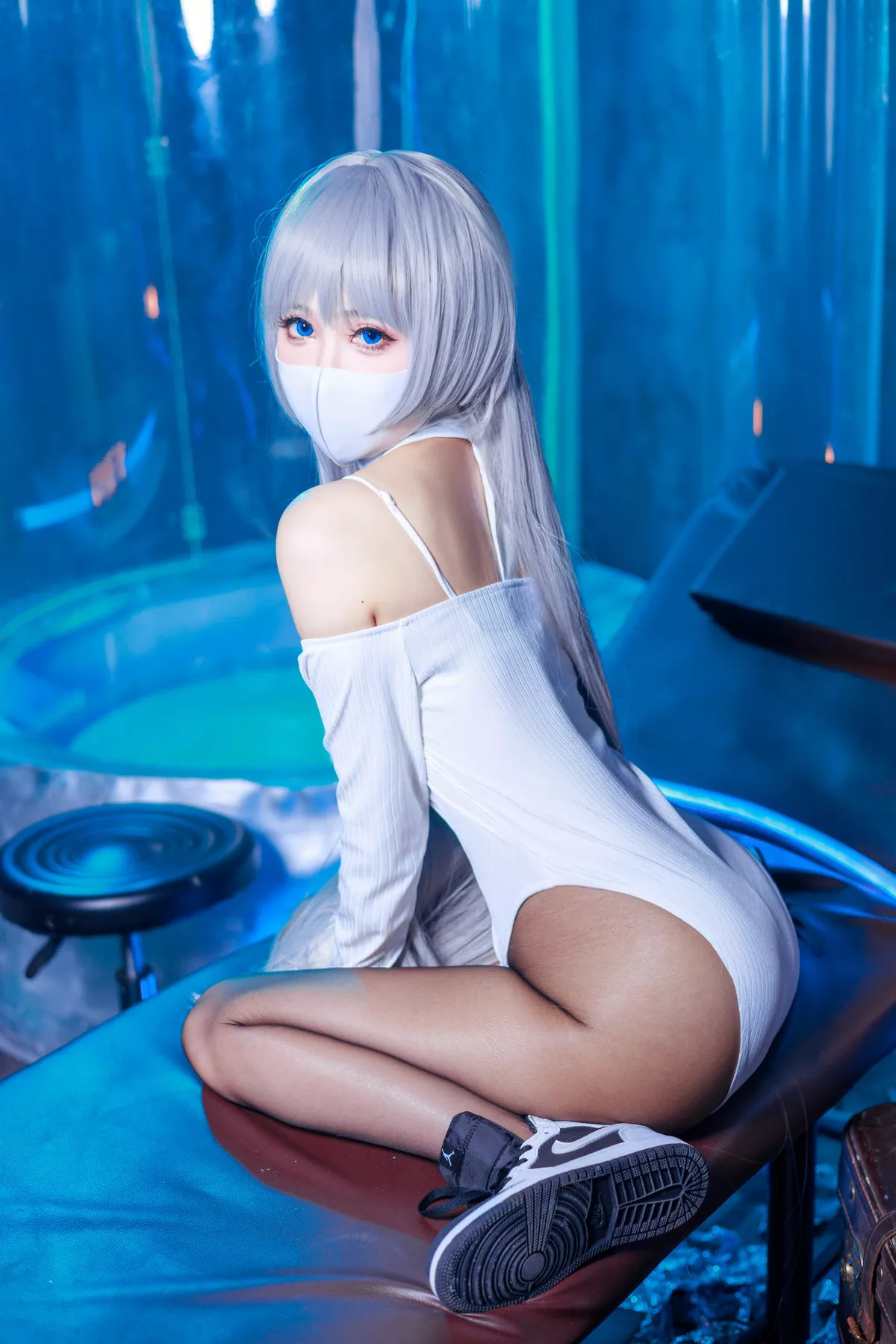 Coser美女仙女月Ivy主题私房性感白色连体衣配超薄黑丝秀完美身材诱惑写真48P