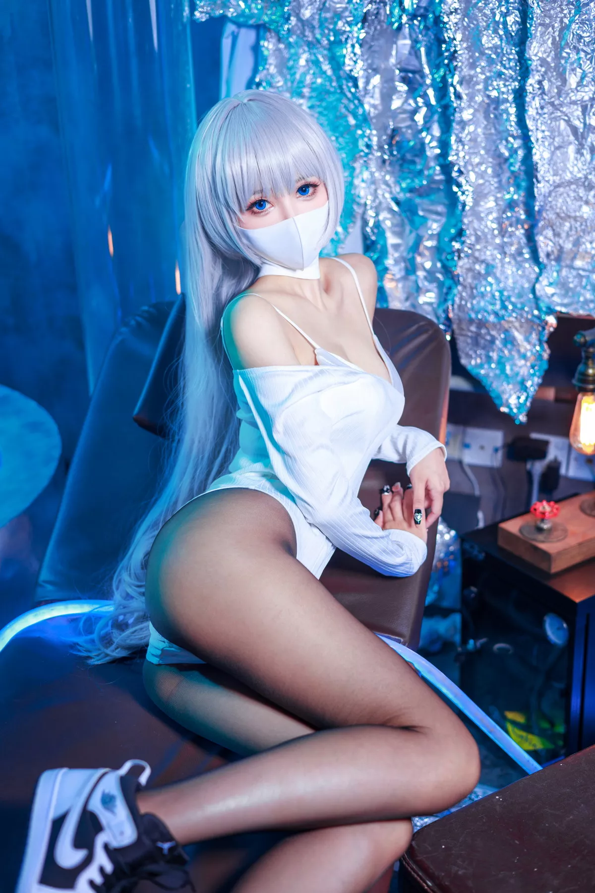 Coser美女仙女月Ivy主题私房性感白色连体衣配超薄黑丝秀完美身材诱惑写真48P