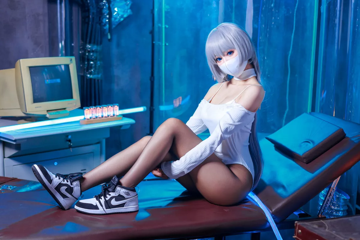 Coser美女仙女月Ivy主题私房性感白色连体衣配超薄黑丝秀完美身材诱惑写真48P