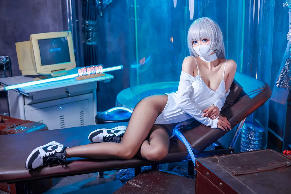 Coser美女仙女月Ivy主题私房性感白色连体衣配超薄黑丝秀完美身材诱惑写真48P