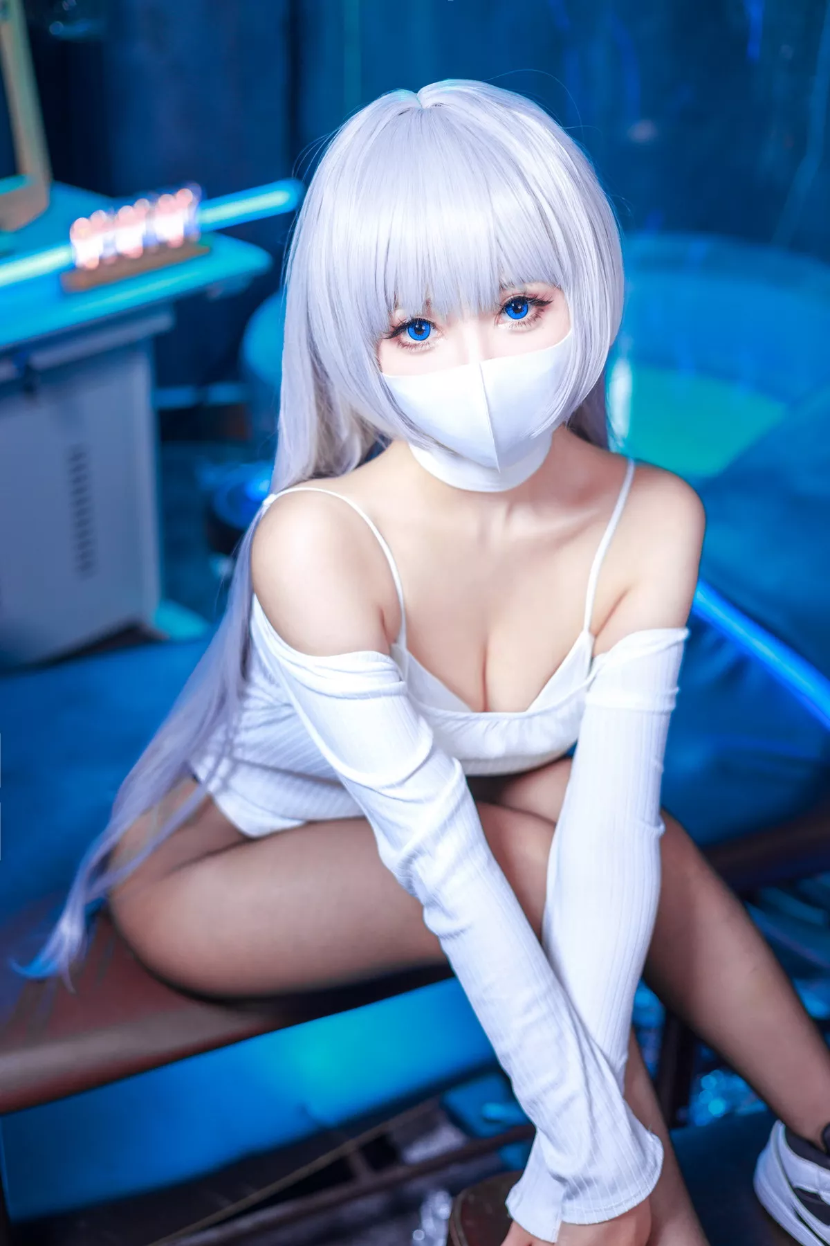 Coser美女仙女月Ivy主题私房性感白色连体衣配超薄黑丝秀完美身材诱惑写真48P