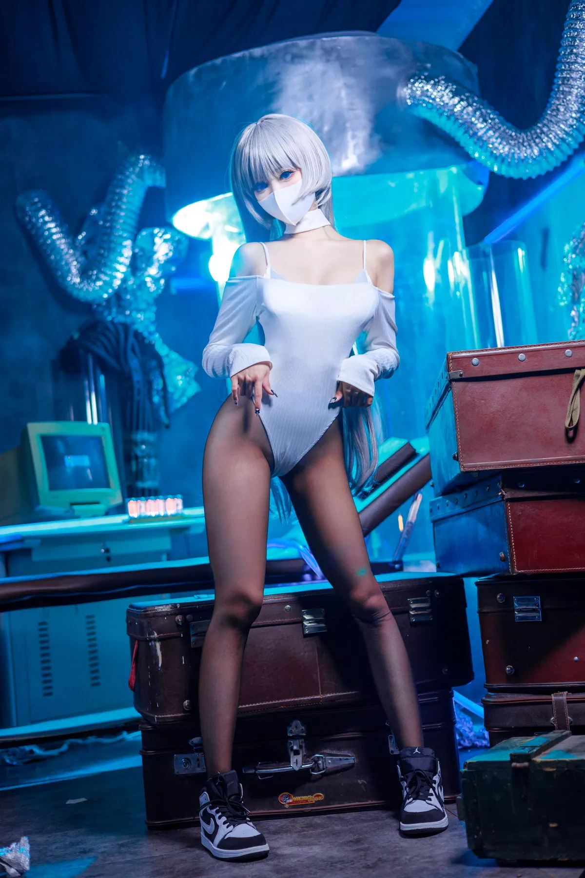 Coser美女仙女月Ivy主题私房性感白色连体衣配超薄黑丝秀完美身材诱惑写真48P