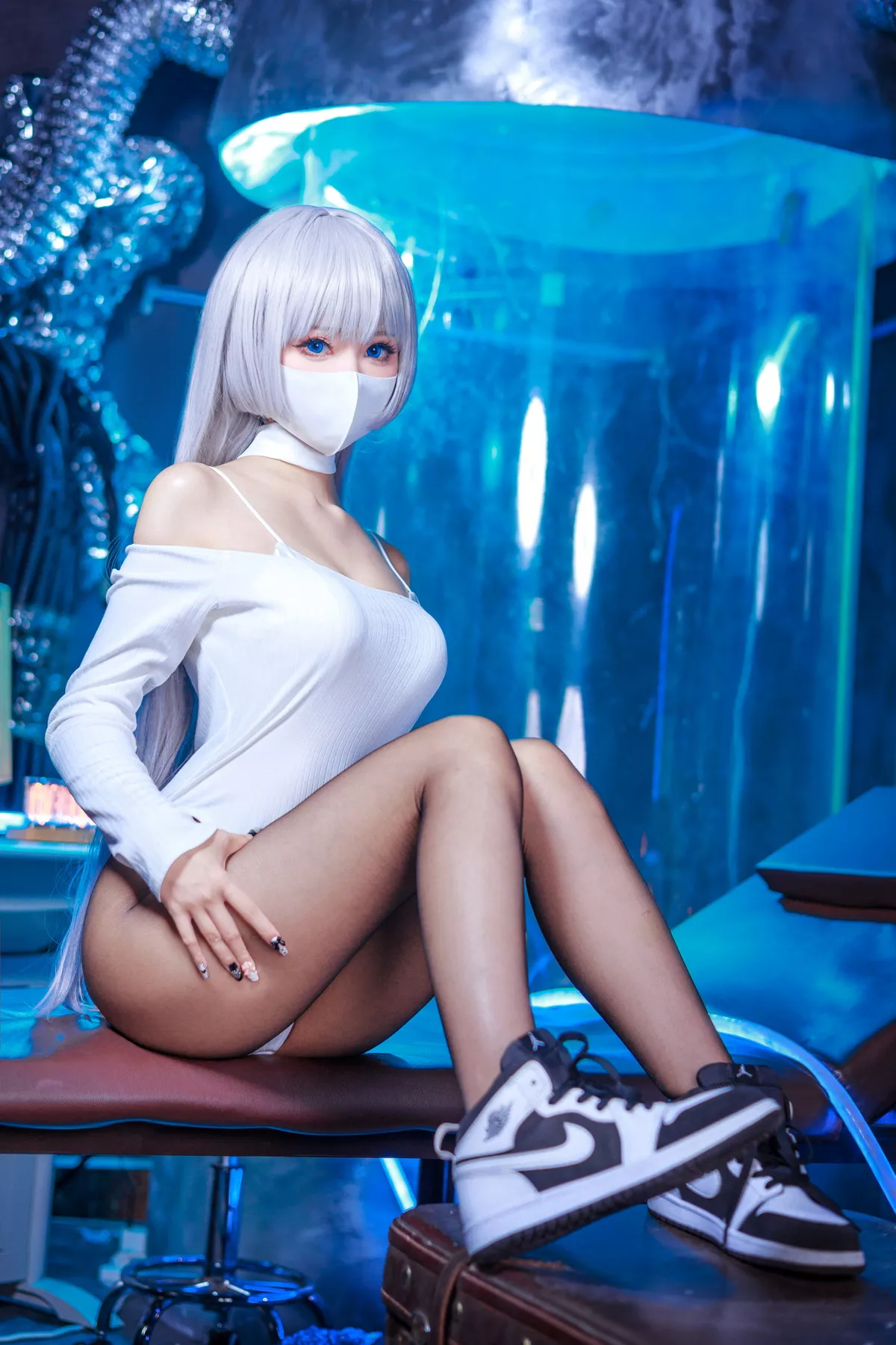 Coser美女仙女月Ivy主题私房性感白色连体衣配超薄黑丝秀完美身材诱惑写真48P