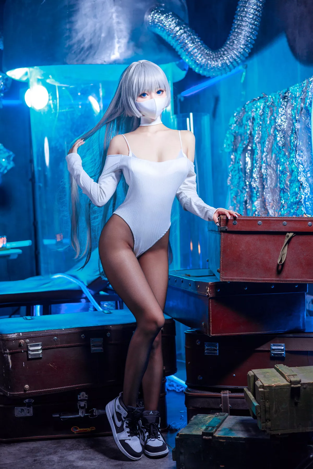 Coser美女仙女月Ivy主题私房性感白色连体衣配超薄黑丝秀完美身材诱惑写真48P