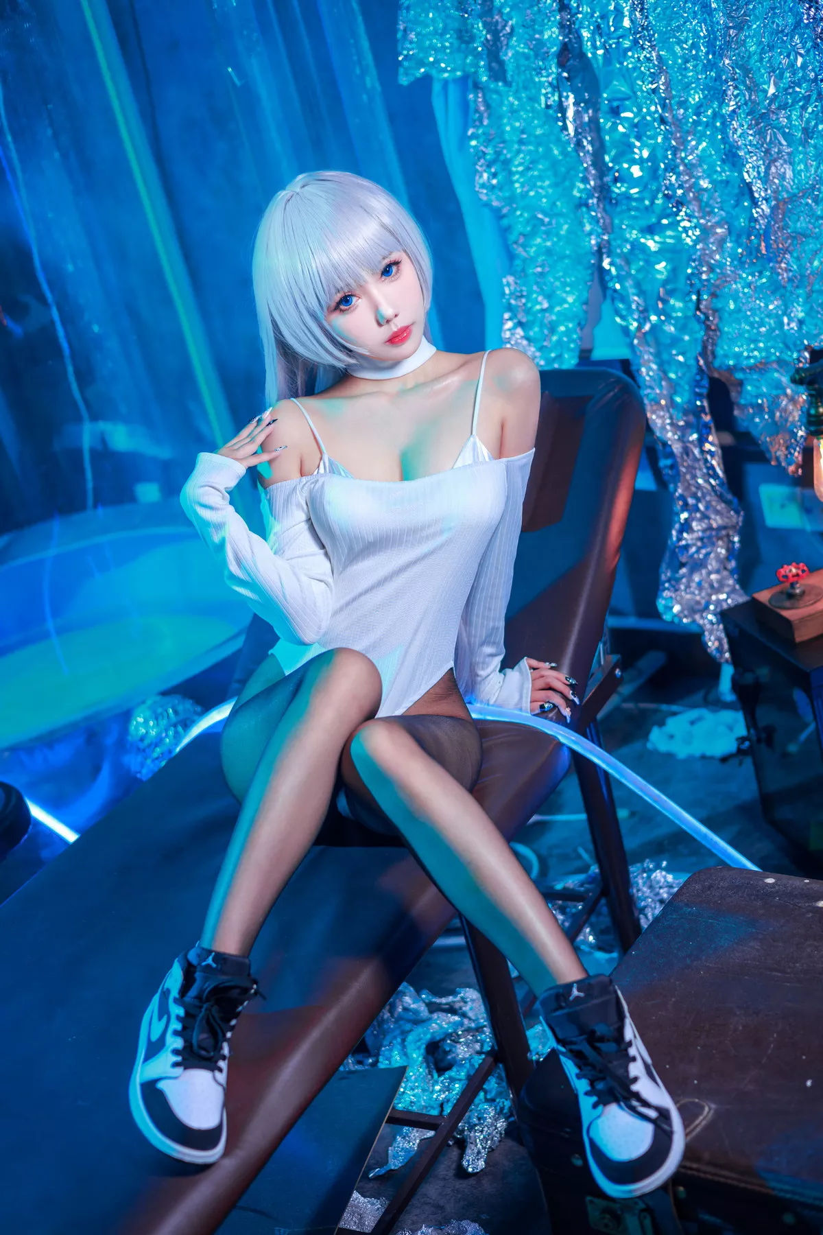 Coser美女仙女月Ivy主题私房性感白色连体衣配超薄黑丝秀完美身材诱惑写真48P