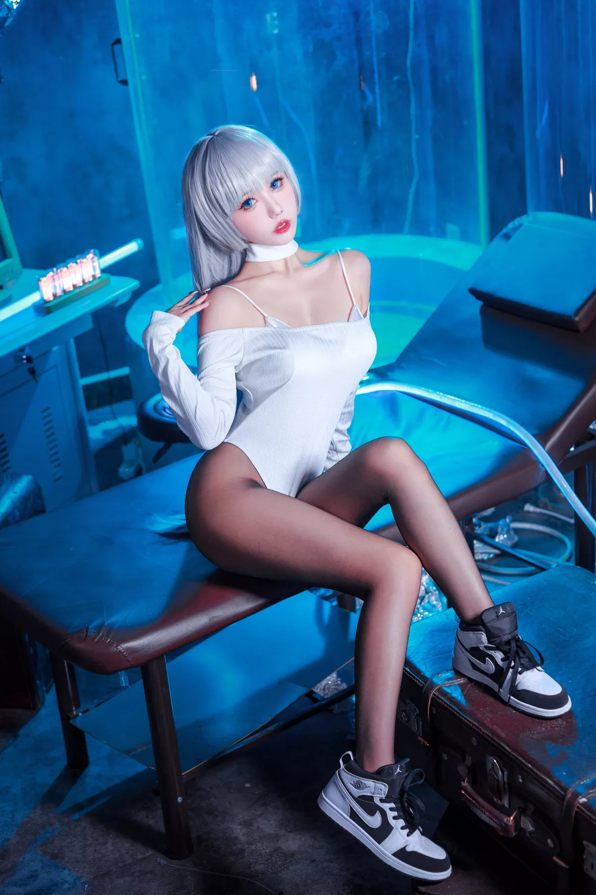 Coser美女仙女月Ivy主题私房性感白色连体衣配超薄黑丝秀完美身材诱惑写真48P