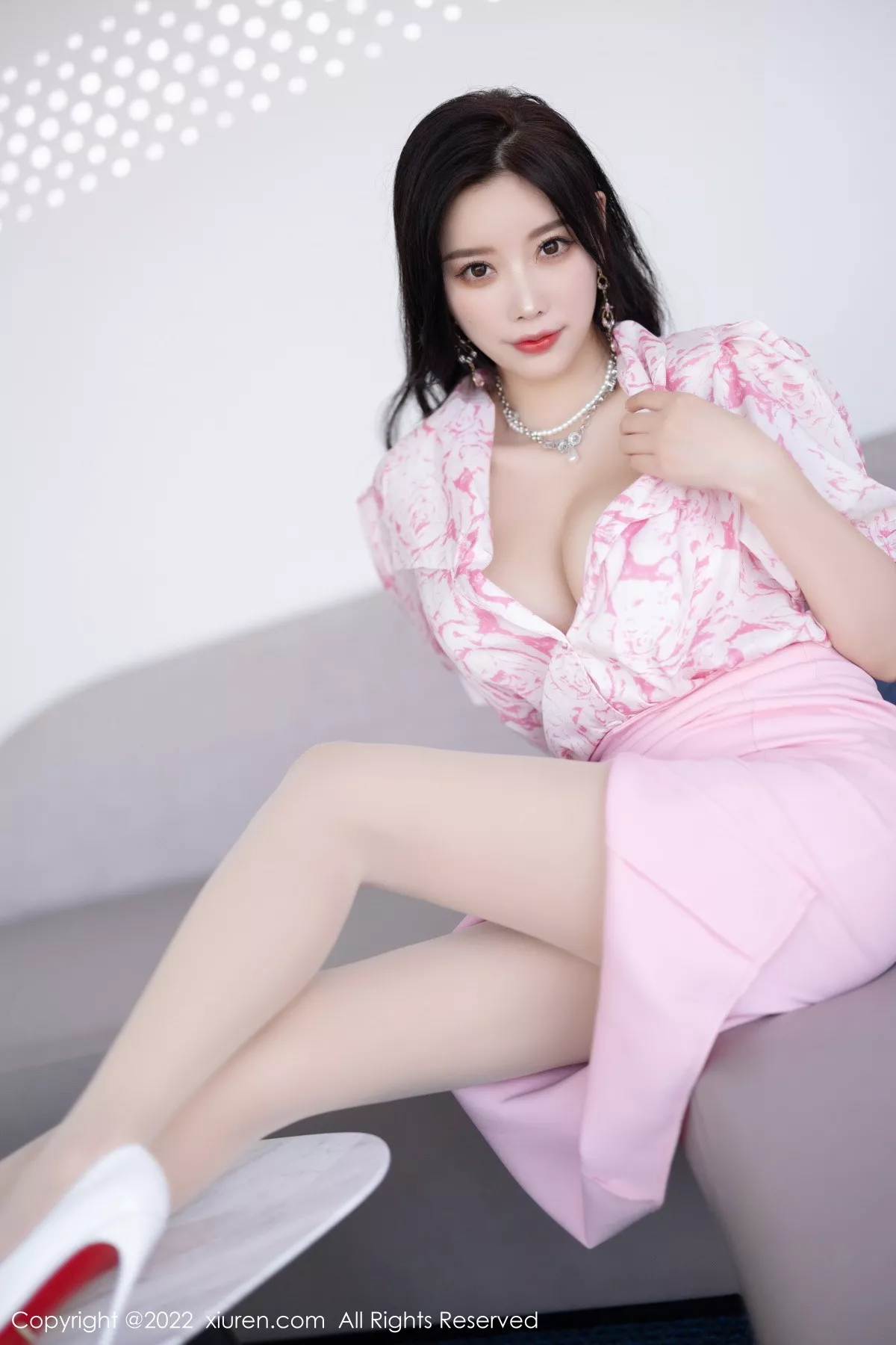 XiuRen第5927期_女神杨晨晨Yome脱性感粉色上衣露白色内衣秀丰腴身材诱惑写真87P