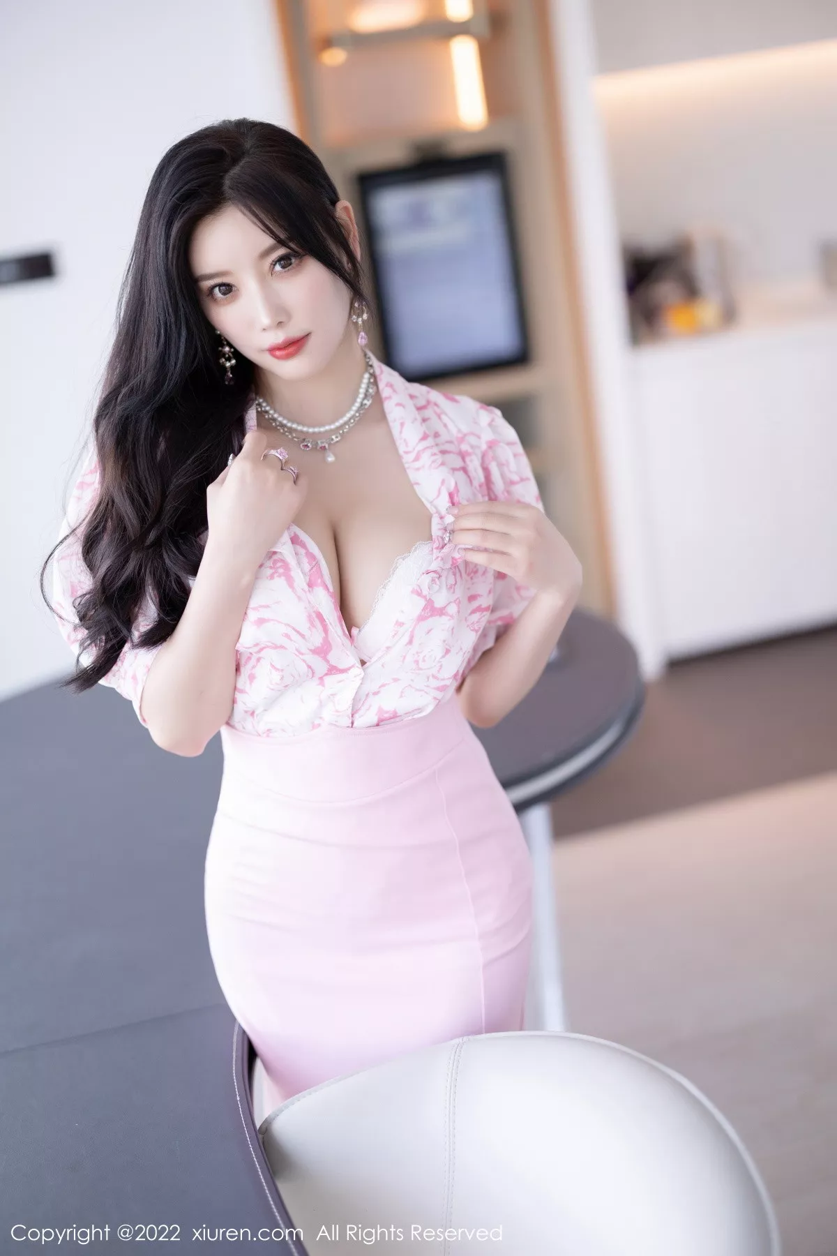 XiuRen第5927期_女神杨晨晨Yome脱性感粉色上衣露白色内衣秀丰腴身材诱惑写真87P