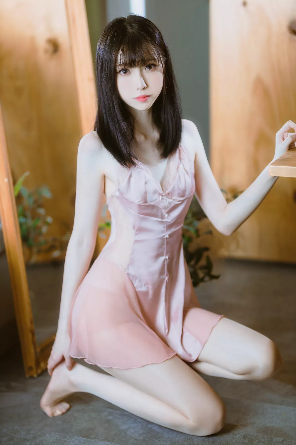 网络美女许岚LAN半透粉纱主题私房性感粉色吊带睡裙秀白嫩美腿迷人写真40P