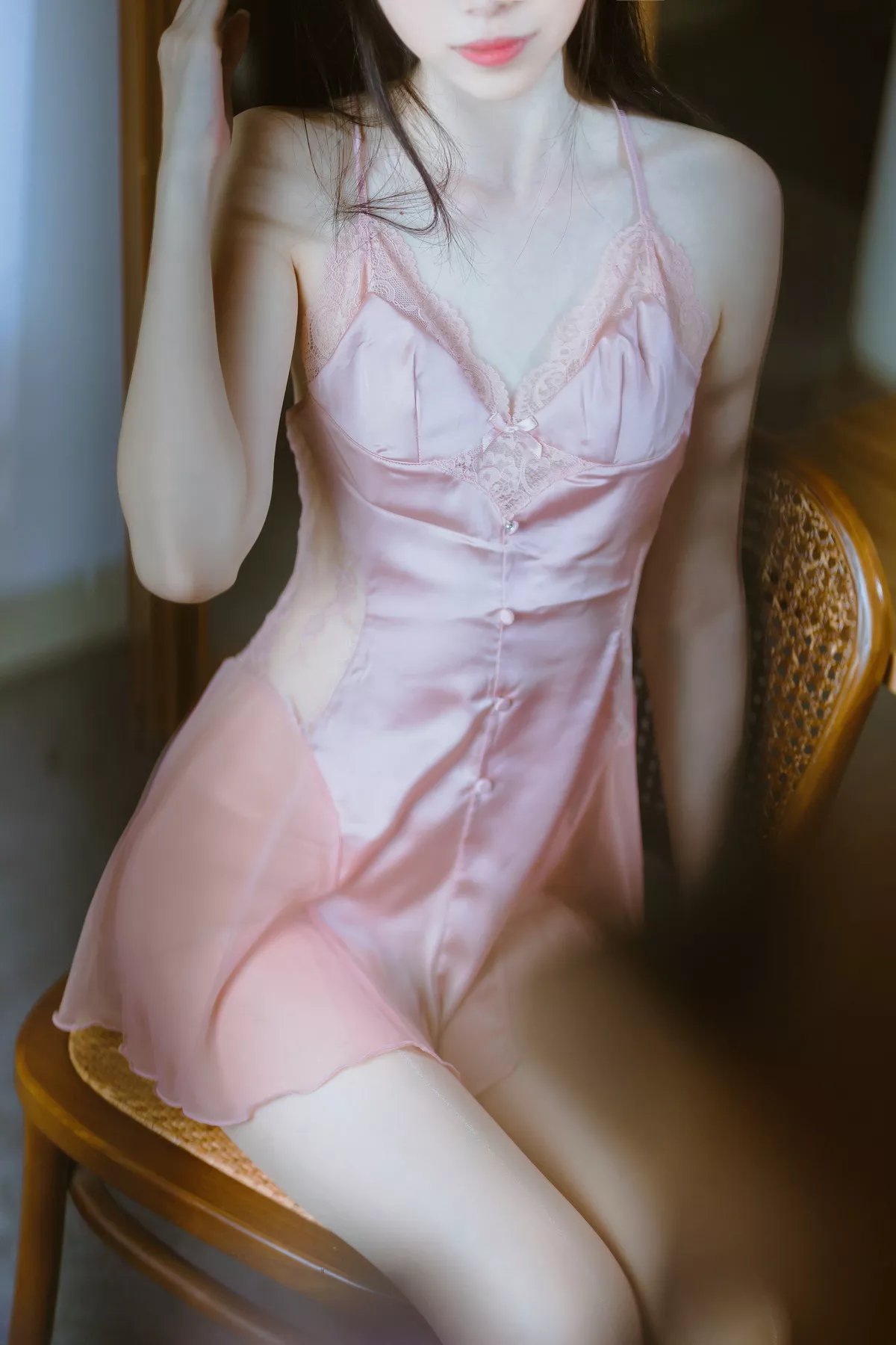 网络美女许岚LAN半透粉纱主题私房性感粉色吊带睡裙秀白嫩美腿迷人写真40P