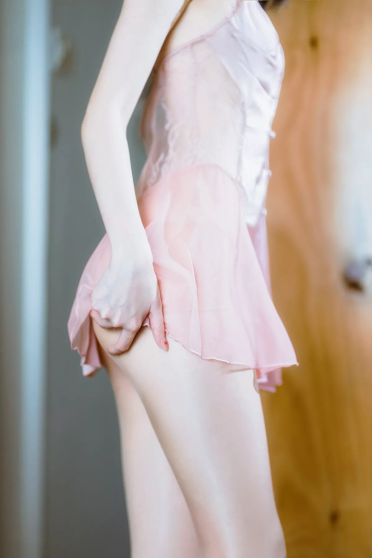 网络美女许岚LAN半透粉纱主题私房性感粉色吊带睡裙秀白嫩美腿迷人写真40P