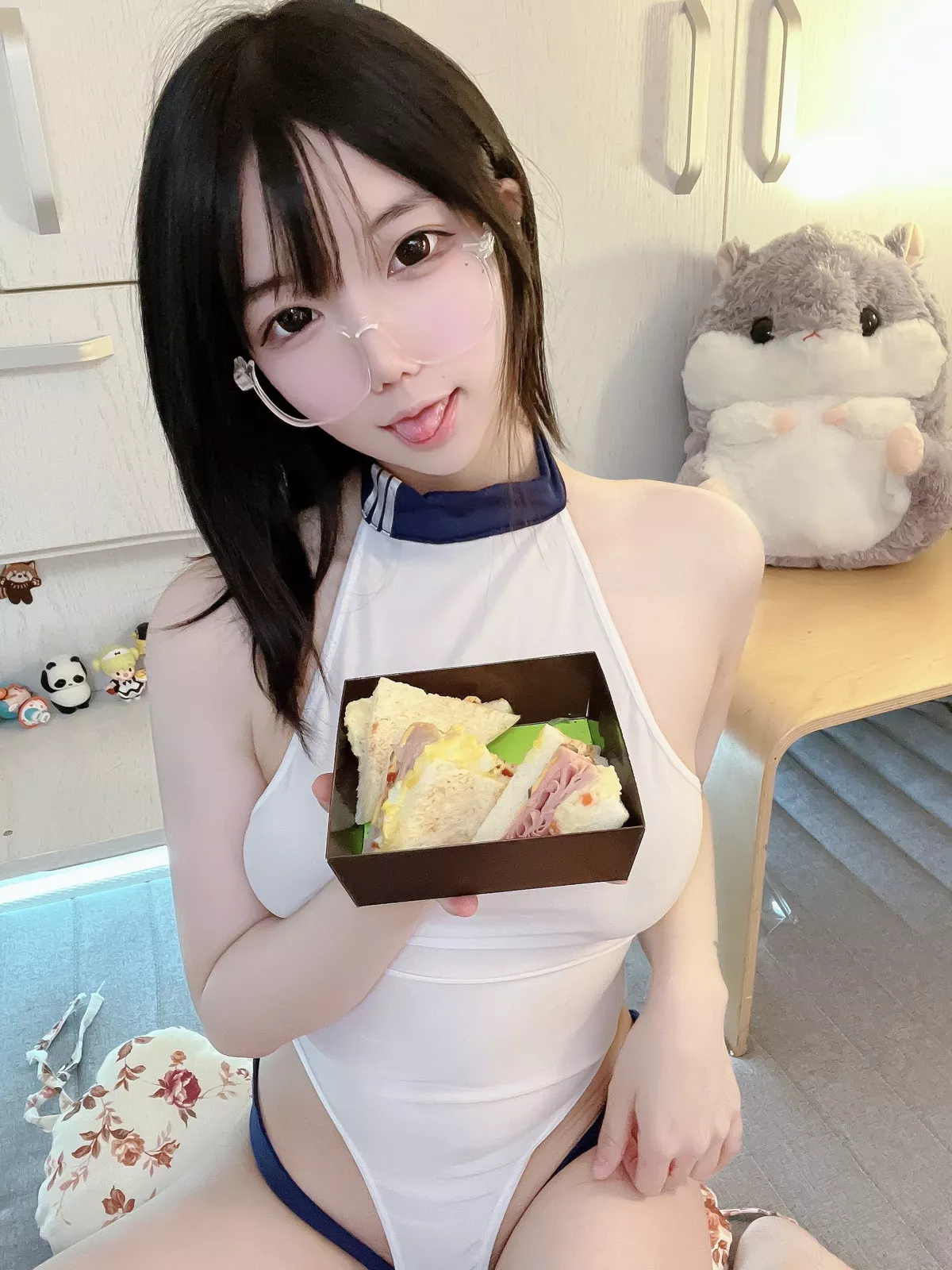 网络美女莉犬酱调教体操服主题私房性感白色连体衣秀翘臀美腿撩人诱惑写真30P