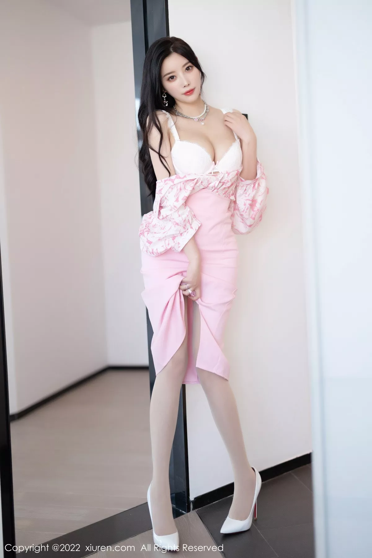 XiuRen第5927期_女神杨晨晨Yome脱性感粉色上衣露白色内衣秀丰腴身材诱惑写真87P