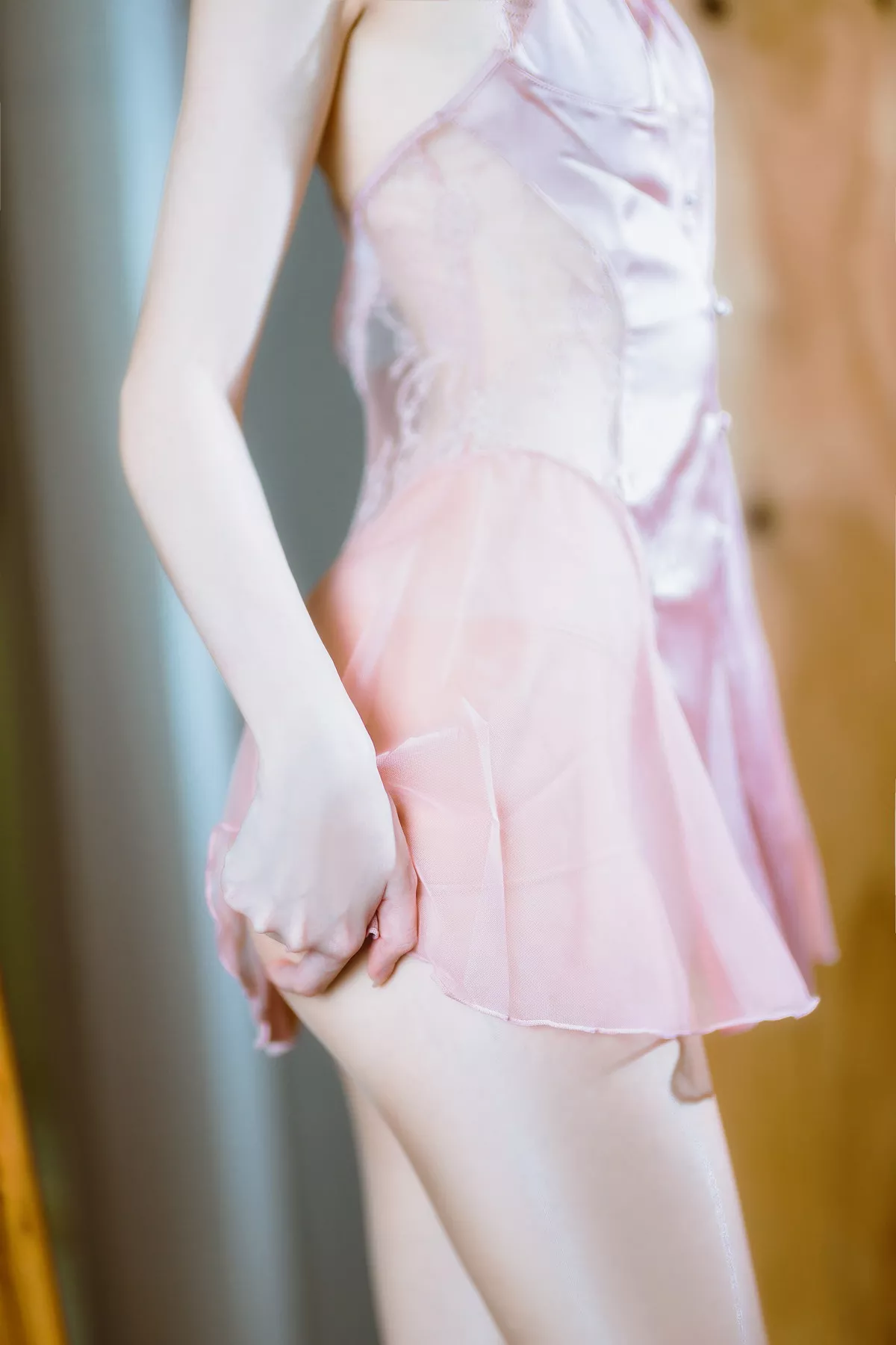 网络美女许岚LAN半透粉纱主题私房性感粉色吊带睡裙秀白嫩美腿迷人写真40P