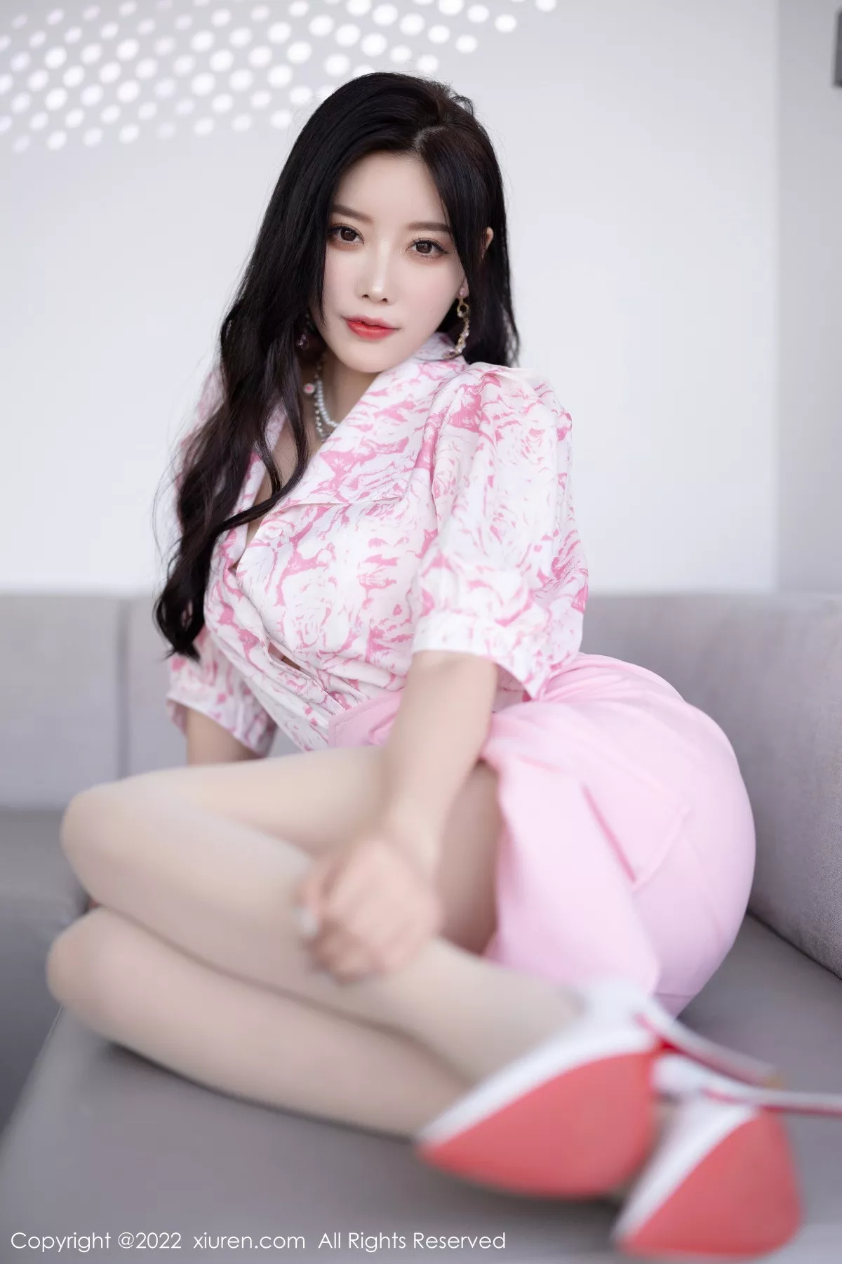 XiuRen第5927期_女神杨晨晨Yome脱性感粉色上衣露白色内衣秀丰腴身材诱惑写真87P