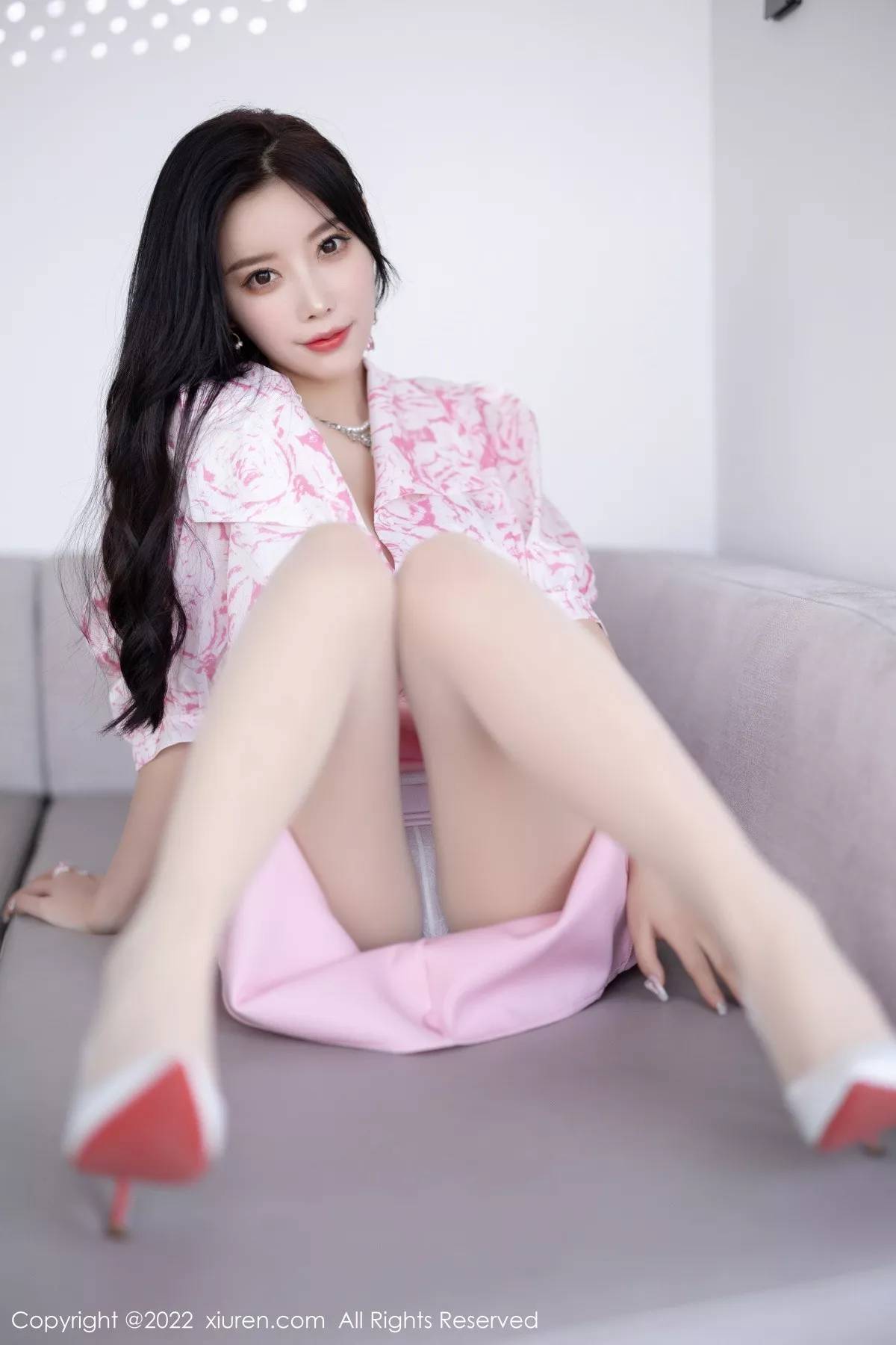 XiuRen第5927期_女神杨晨晨Yome脱性感粉色上衣露白色内衣秀丰腴身材诱惑写真87P