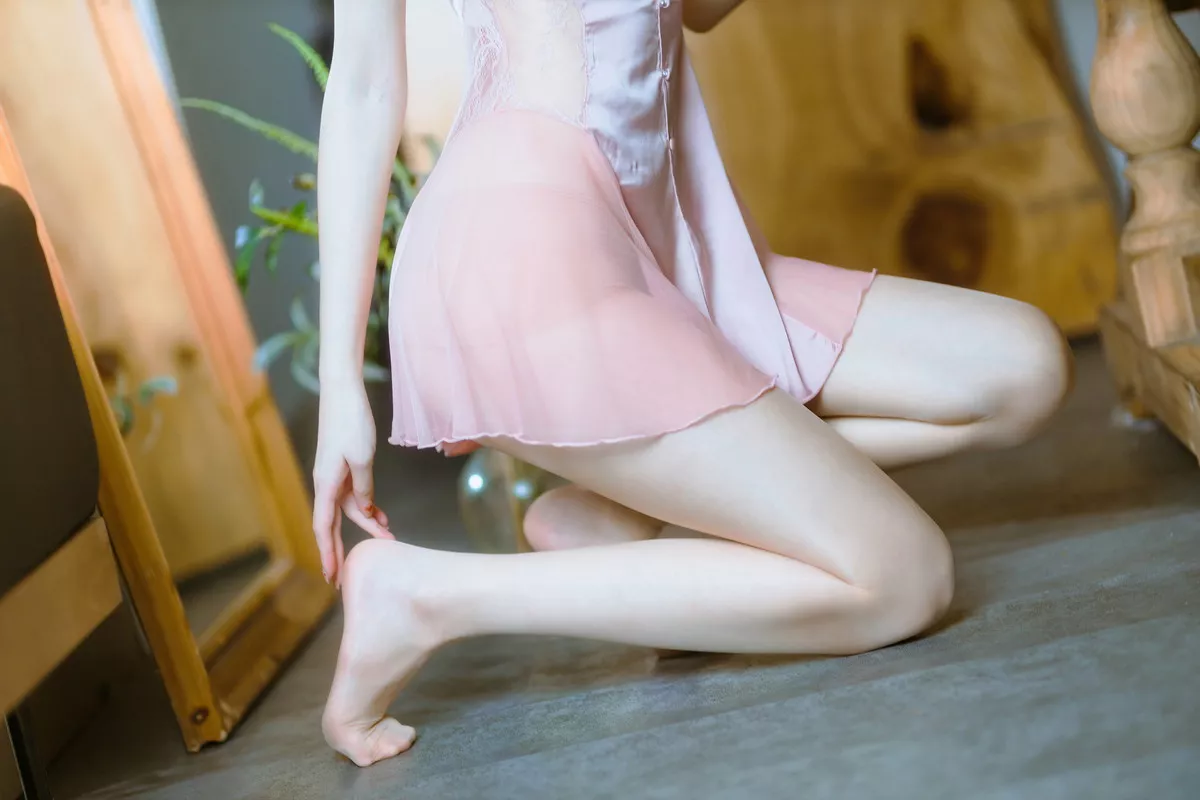 网络美女许岚LAN半透粉纱主题私房性感粉色吊带睡裙秀白嫩美腿迷人写真40P