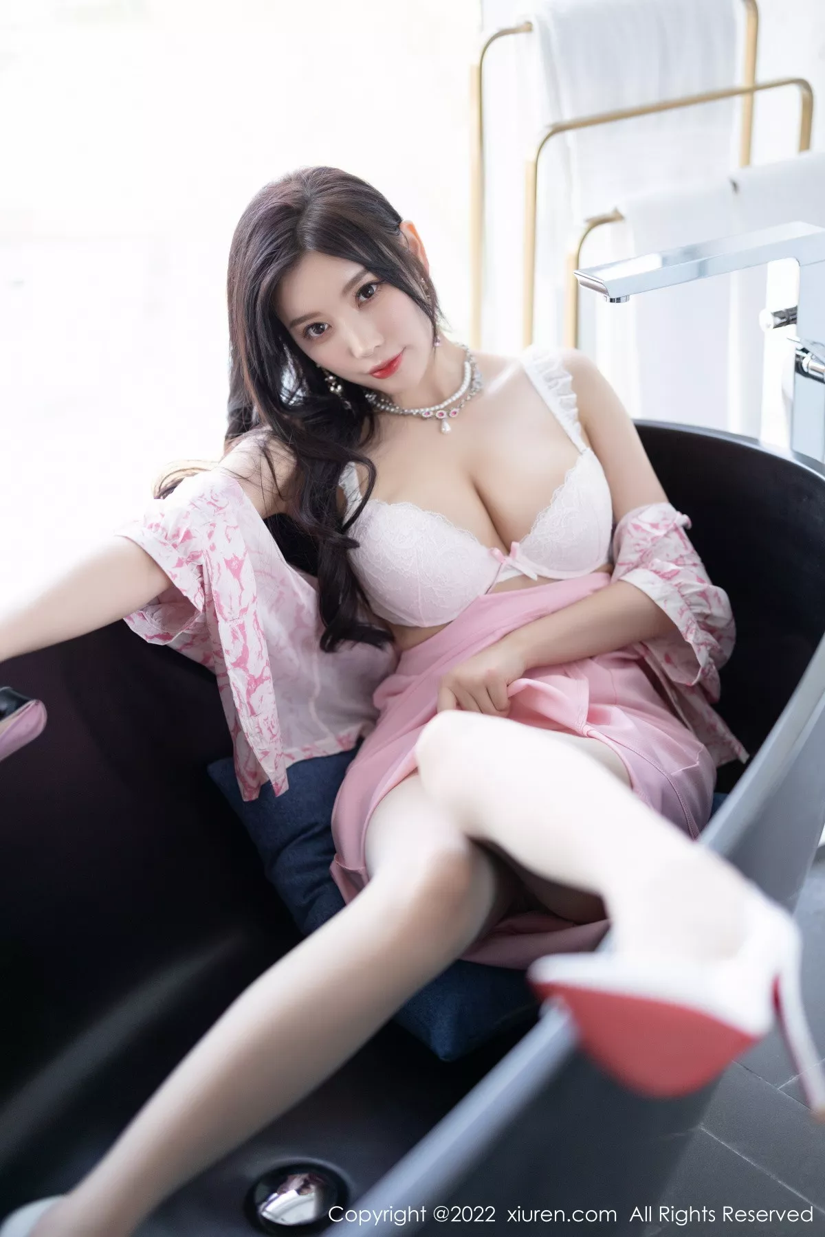 XiuRen第5927期_女神杨晨晨Yome脱性感粉色上衣露白色内衣秀丰腴身材诱惑写真87P