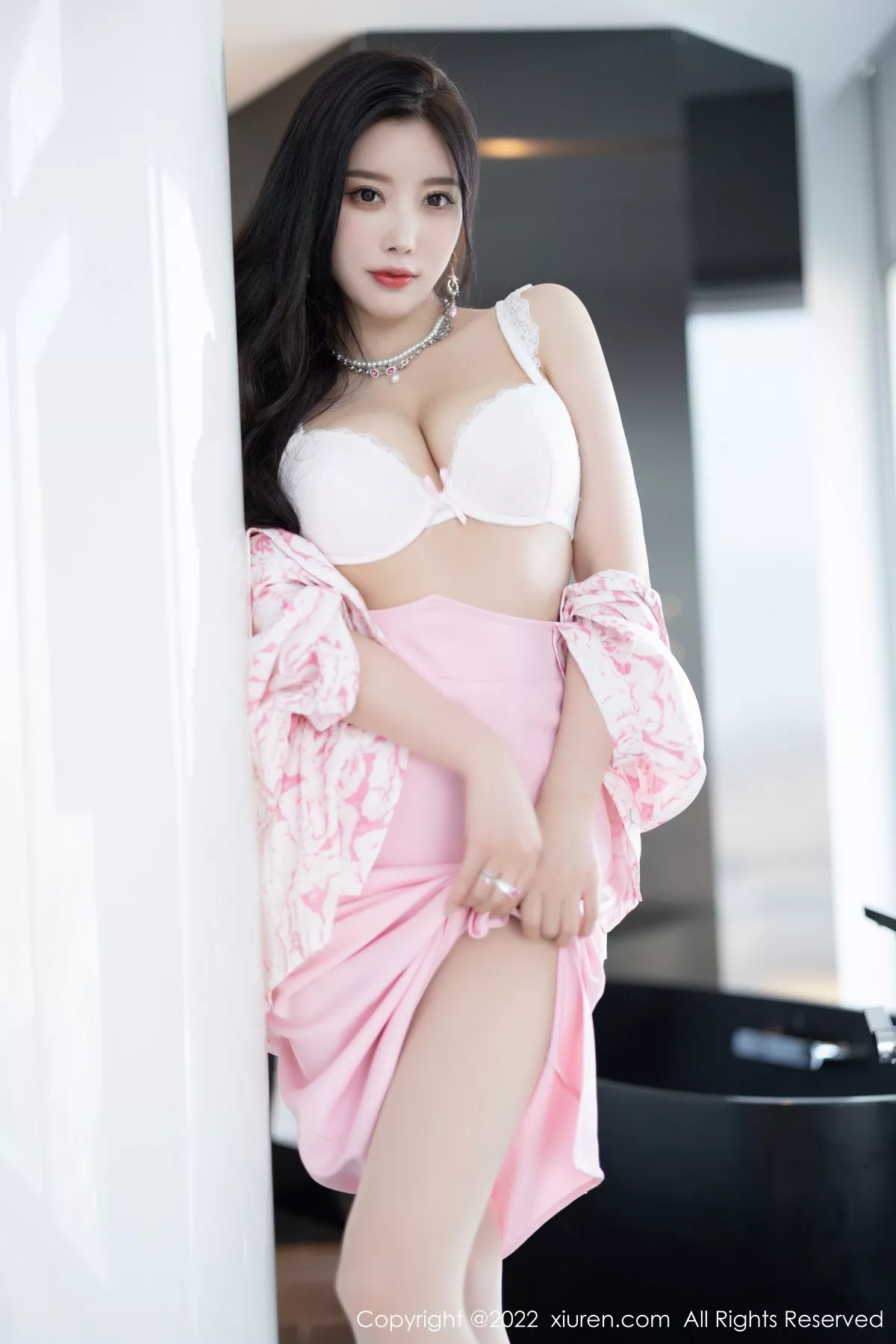 XiuRen第5927期_女神杨晨晨Yome脱性感粉色上衣露白色内衣秀丰腴身材诱惑写真87P