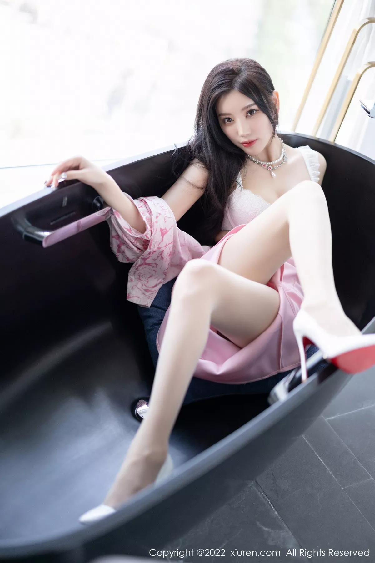 XiuRen第5927期_女神杨晨晨Yome脱性感粉色上衣露白色内衣秀丰腴身材诱惑写真87P