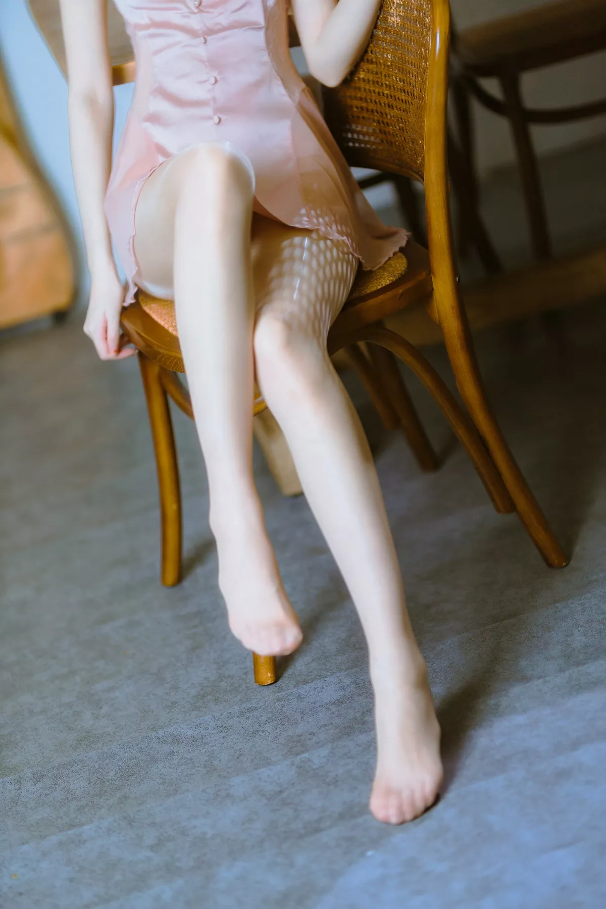 网络美女许岚LAN半透粉纱主题私房性感粉色吊带睡裙秀白嫩美腿迷人写真40P